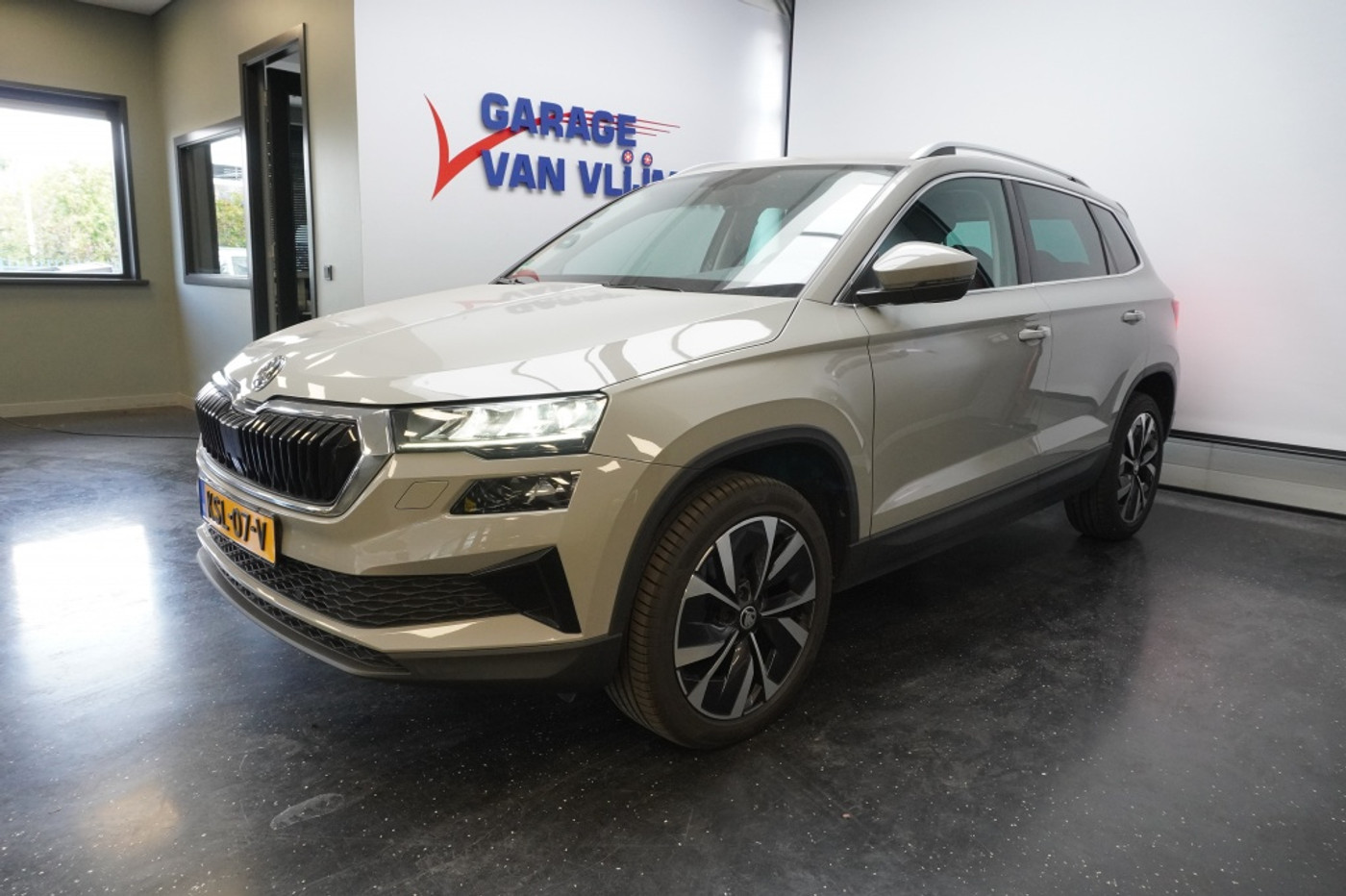 Skoda Karoq 1.5TSI ACT DSG7 Style LED/Camera/ACC/Carplay/Navi/18''Velg 2022 - voorkant