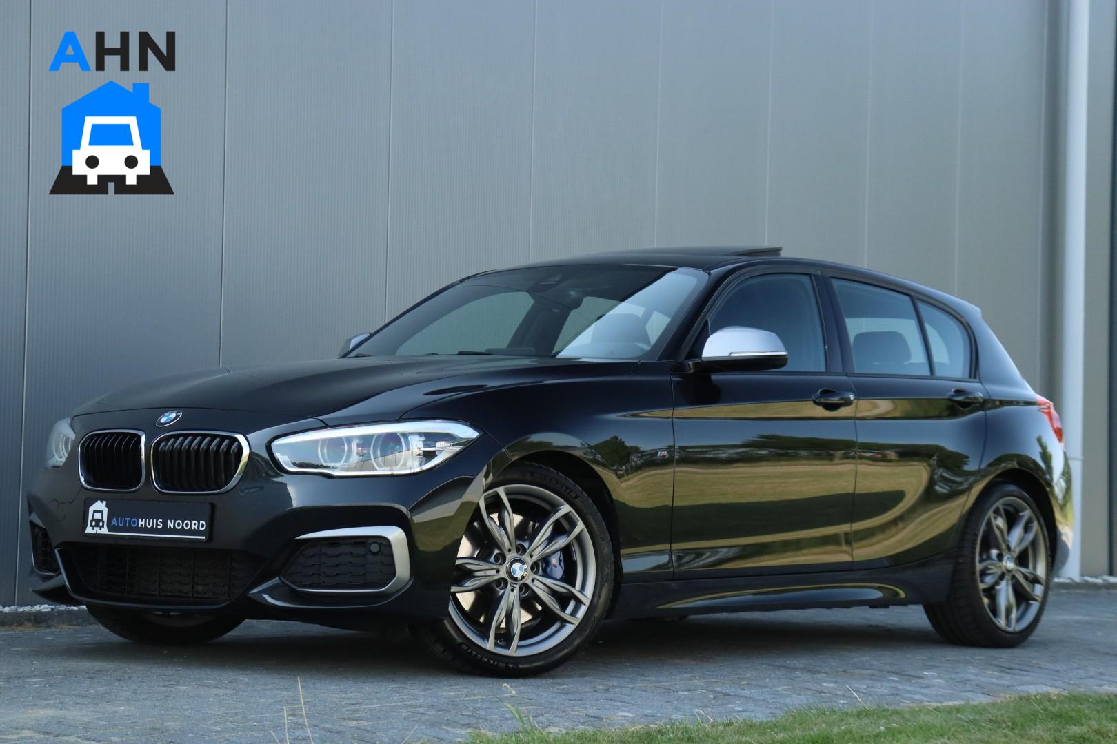 BMW 1-serie M140i LCI / VOL! / ORIGINEEL / xDrive / Camera / H&K / Pano / 18" / Navi! 2017 - voorkant