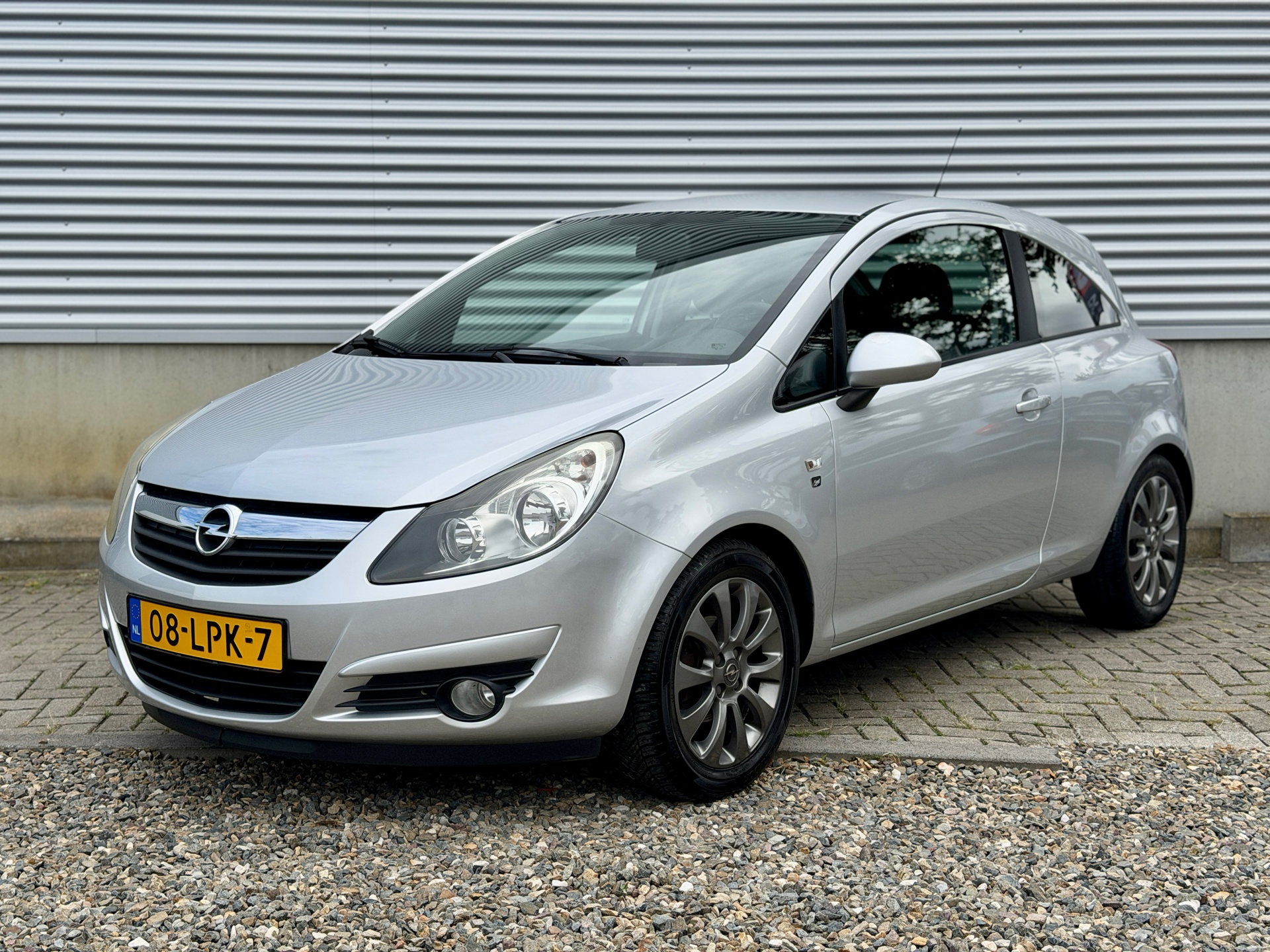 Opel Corsa 1.2-16V '111' Edition | 1ste eig, cruise, airco, apk jul 27 | 2010 - voorkant