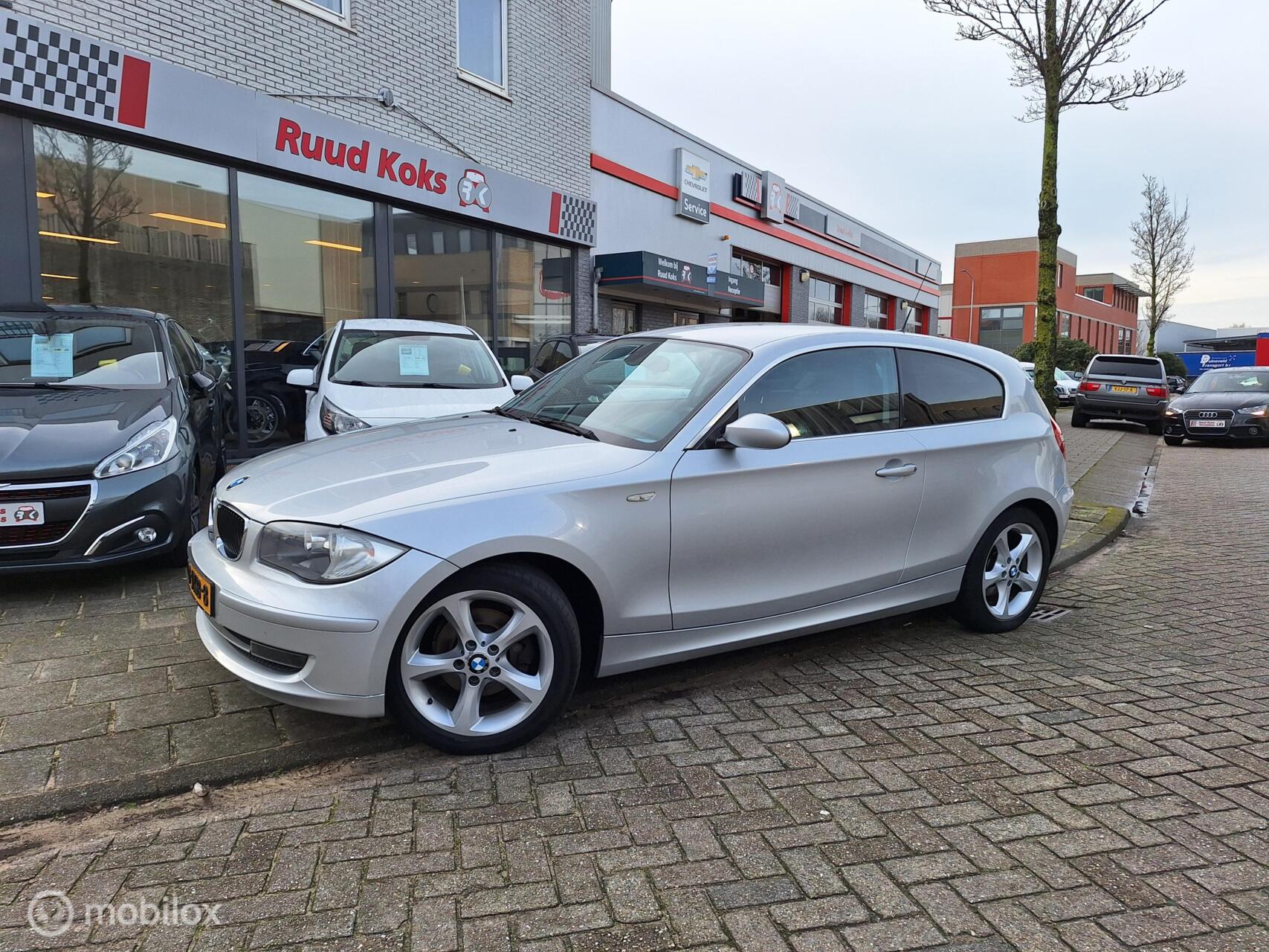 BMW 1er Reihe 118i BUSINESS LINE / Nieuwe distributie / Parkeersensoren / 2009 - voorkant