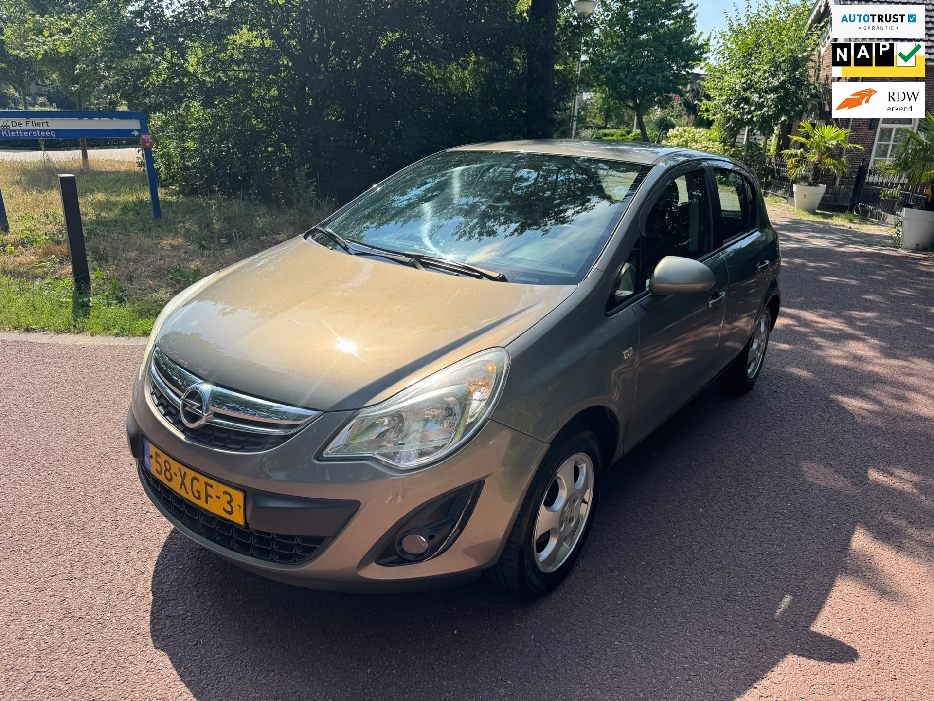 Opel Corsa 1.2-16V Anniversary Edition / Airco / NAP / Apk / 5d / Aux 2012 - voorkant