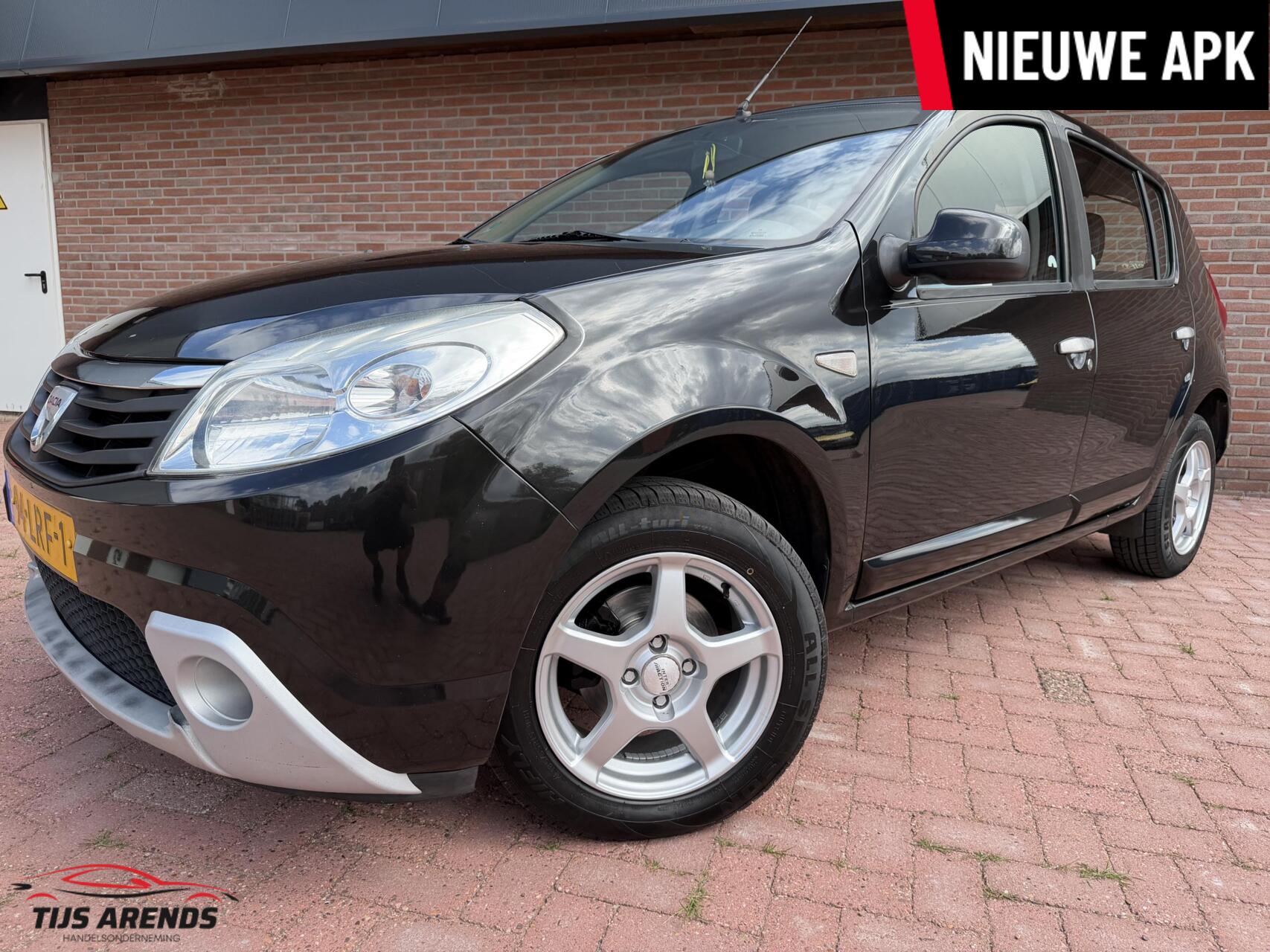 Dacia Sandero 1.2 Lauréate|NWEAPK|AIRCO|ELEK PAKKET|TREKHAAK 2010 - voorkant
