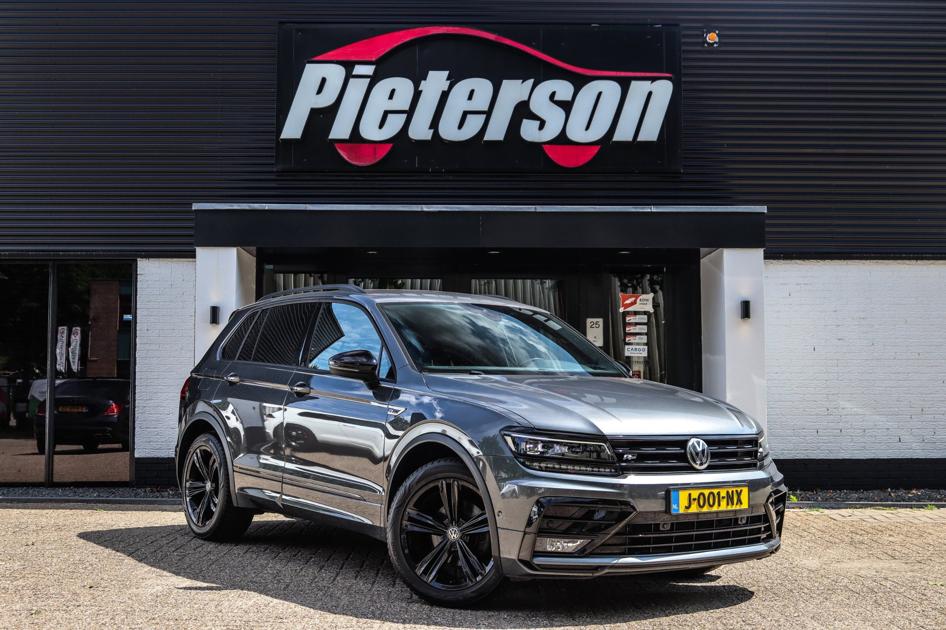 Volkswagen Tiguan 1.5 TSI R-line 1e EIG MASSAGE ACC TREKHAAK 2020 - voorkant