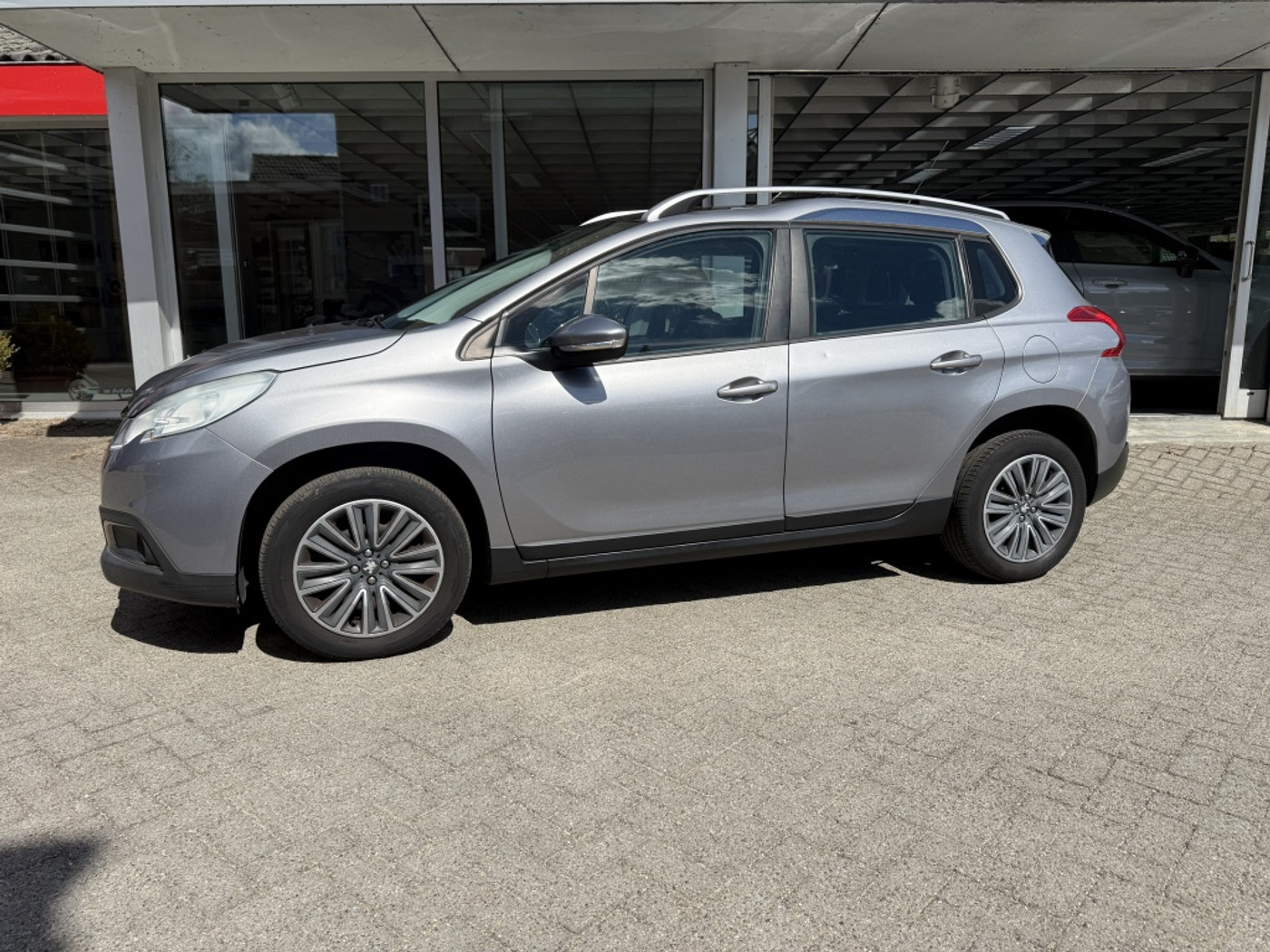 Peugeot 2008 1.2 PureTech Active | Nieuwe distrubtie | automaat | Pano | Full 2016 - voorkant