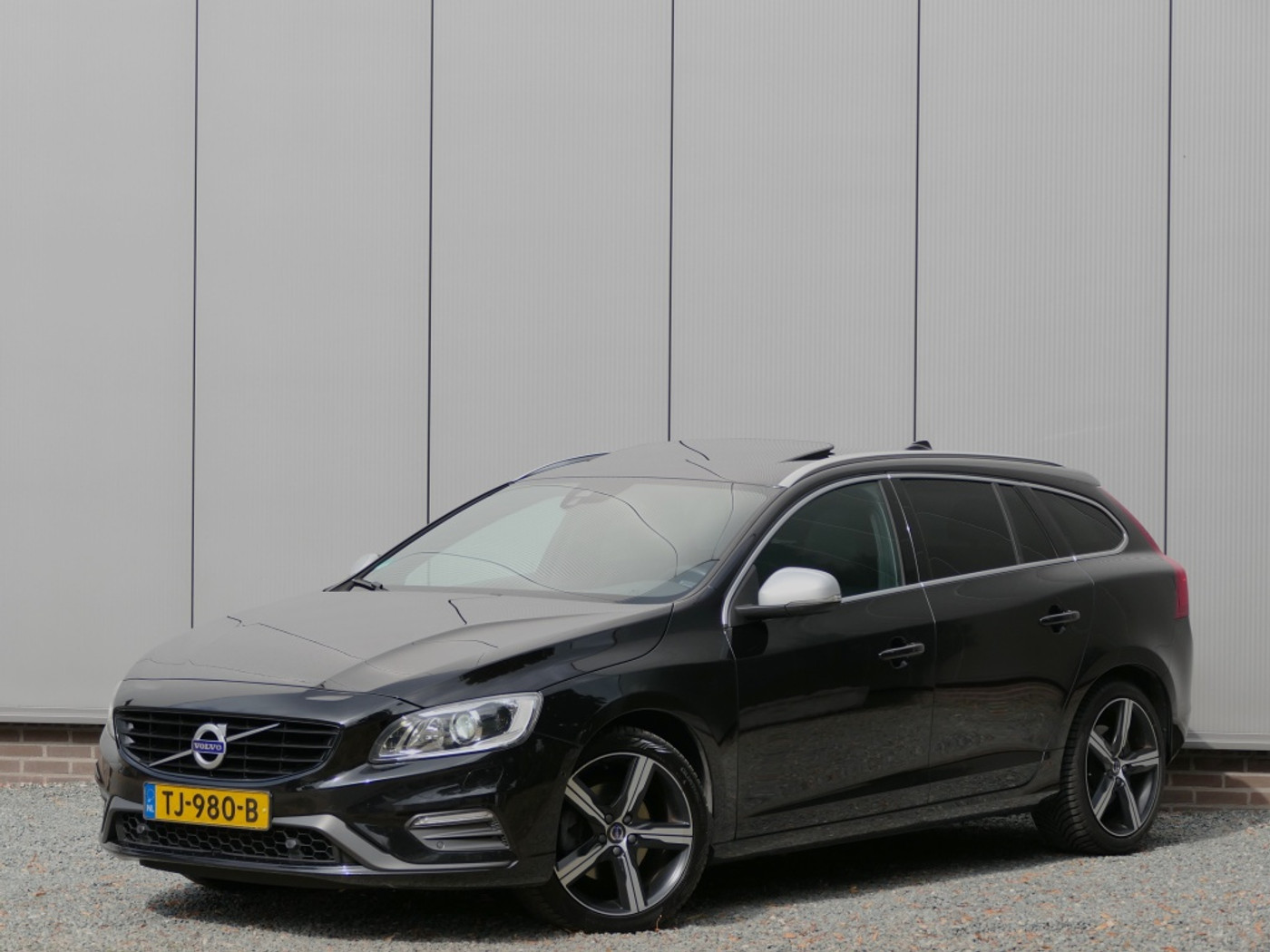 Volvo V60 T4 Business Sport Schuifdak / Standkachel / Leer / Navi / Xenon 2018 - voorkant