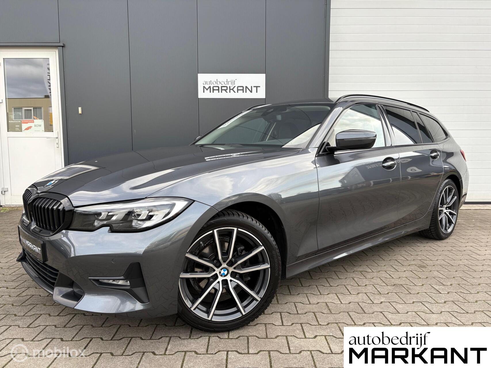 BMW 318i 318i High Executive 2021 - voorkant