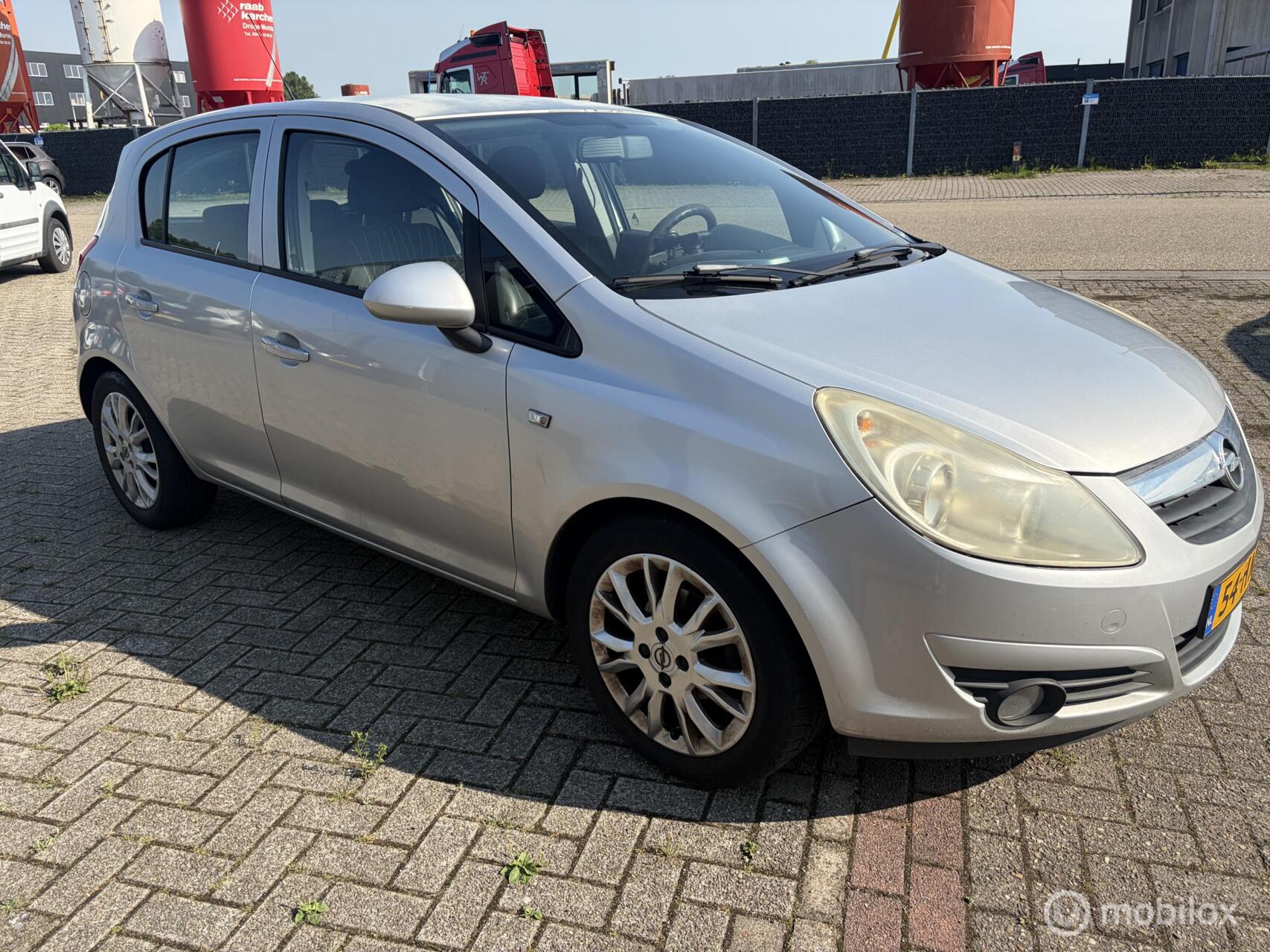 Opel Corsa 1.4-16V Edition 2009 - voorkant