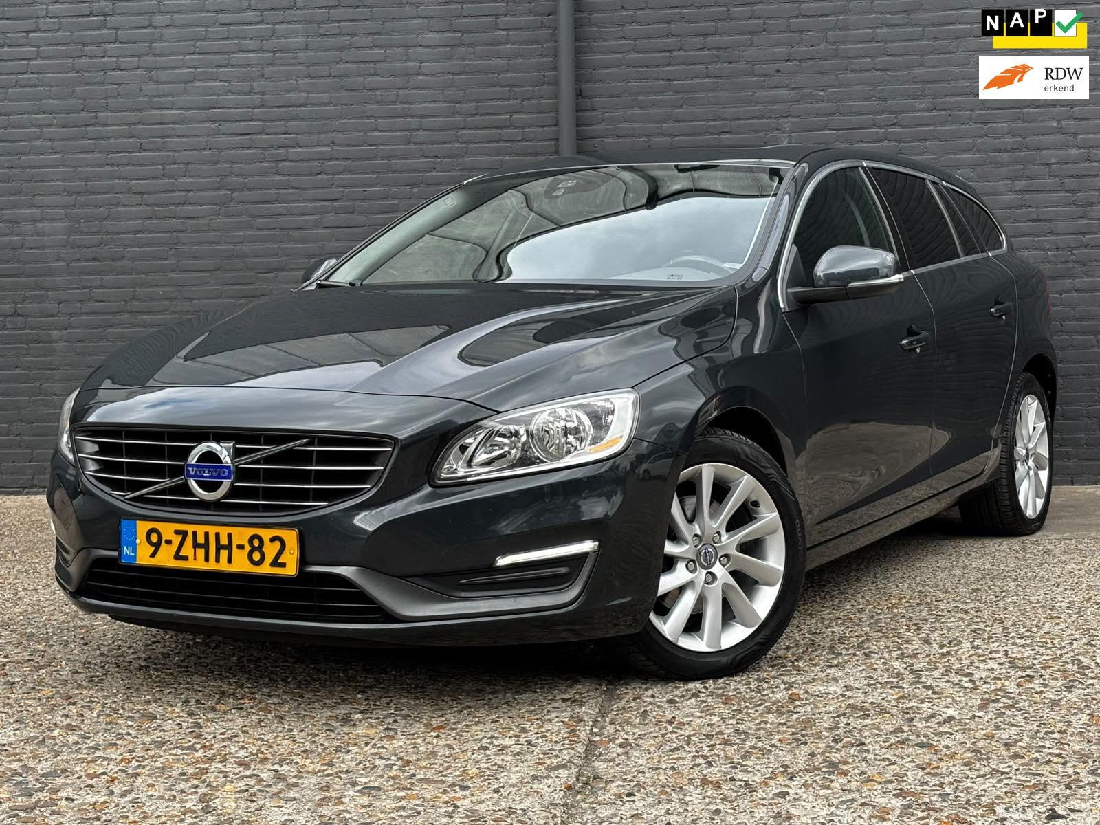 Volvo V60 1.6 D2 Kinetic PANO|TREKHAAK|NAVI|PDC 2015 - voorkant