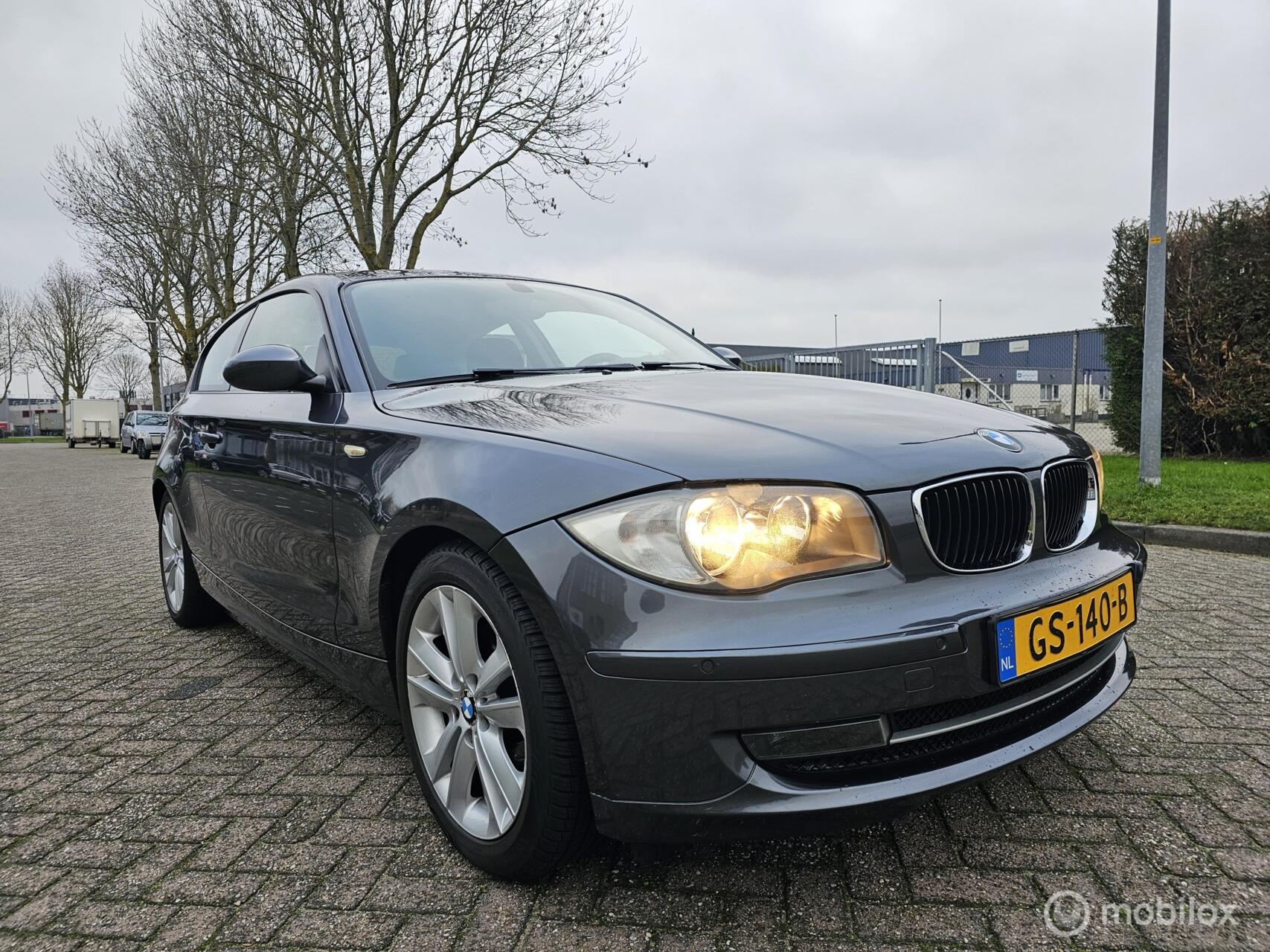 BMW 1er Reihe 120i Automaat Airco Cruise Stoelverwarm 2008 - voorkant