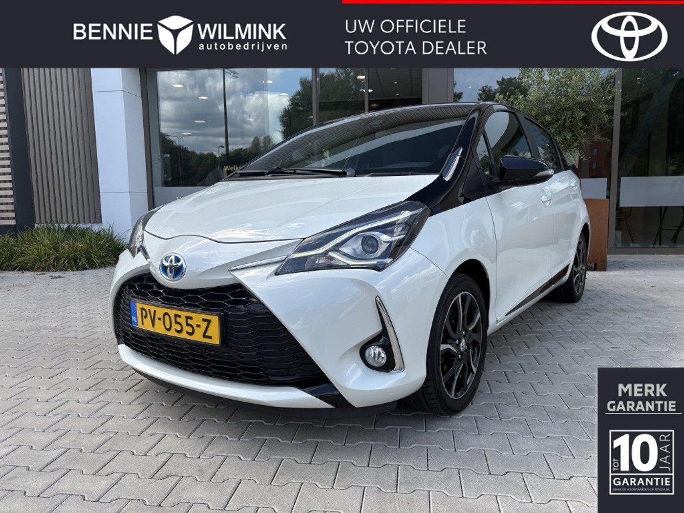 Toyota Toyota Yaris Hybrid 1.5 Hybrid Bi-Tone | Navigatie | Trekhaak 2017 - voorkant