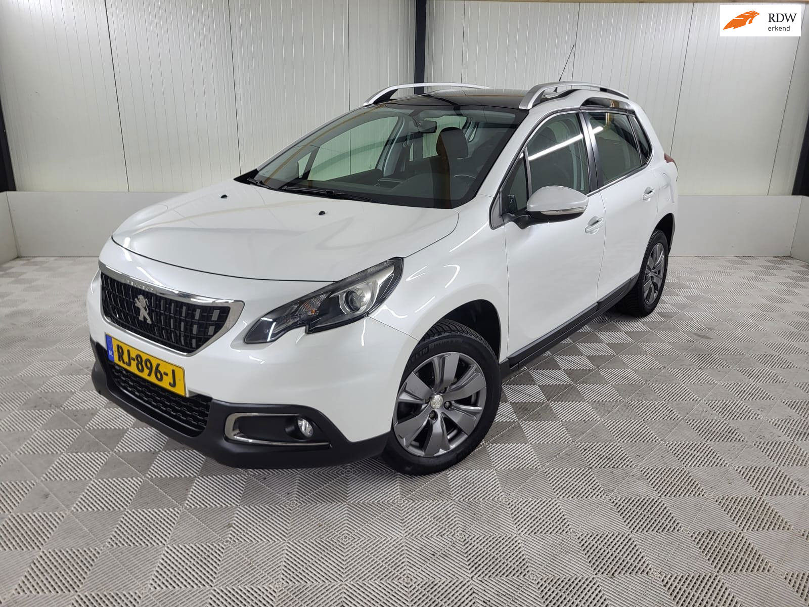 Peugeot 2008 1.2 PureTech Blue Lion, Carplay, Navigatie, Parkeersensoren, Panodak, Metalliclak 2017 - voorkant