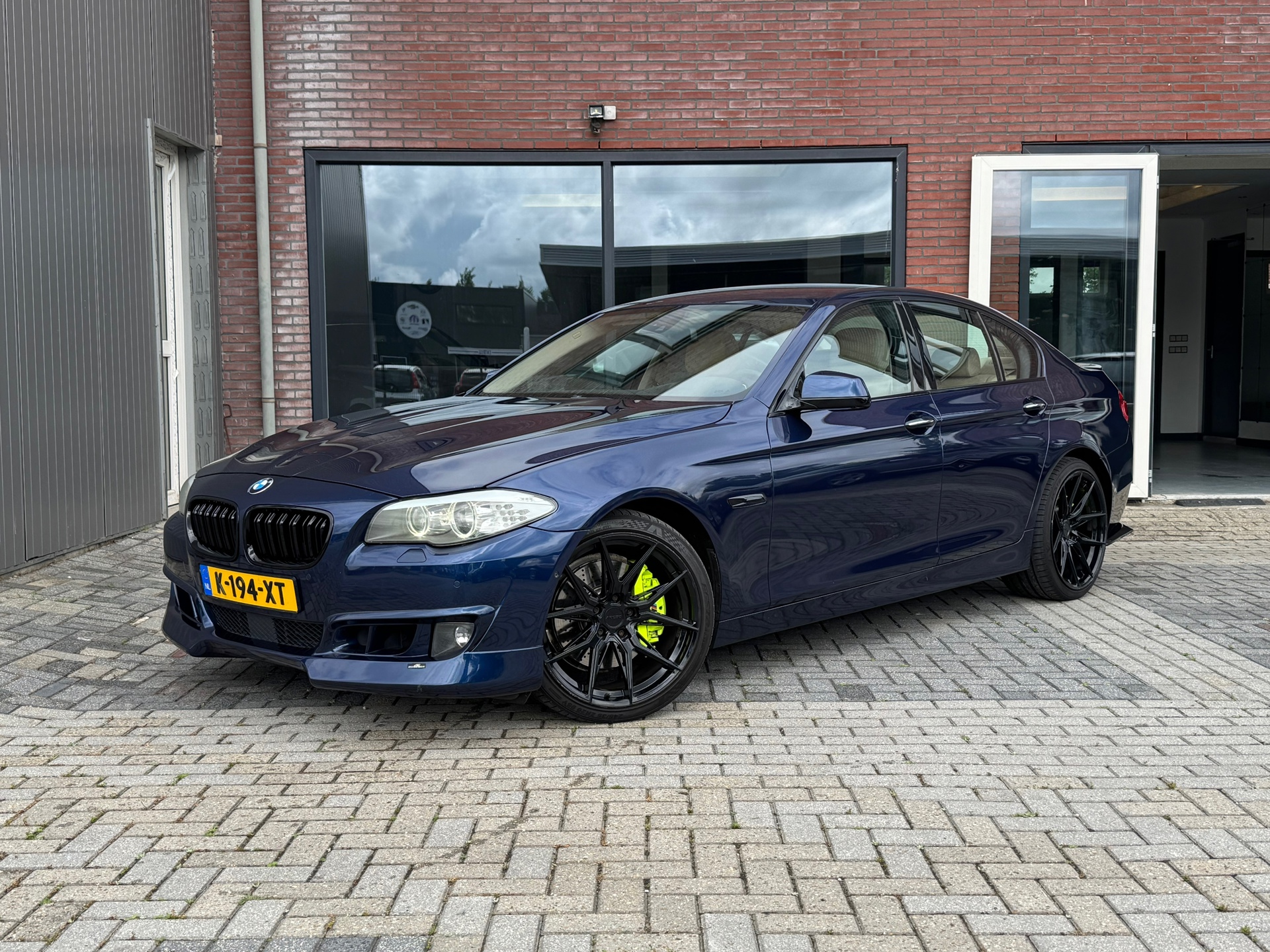 BMW 535i 535i High Executive | NWE Motor | HUD | 360 CAM |  Memory | Leer | 2010 - voorkant