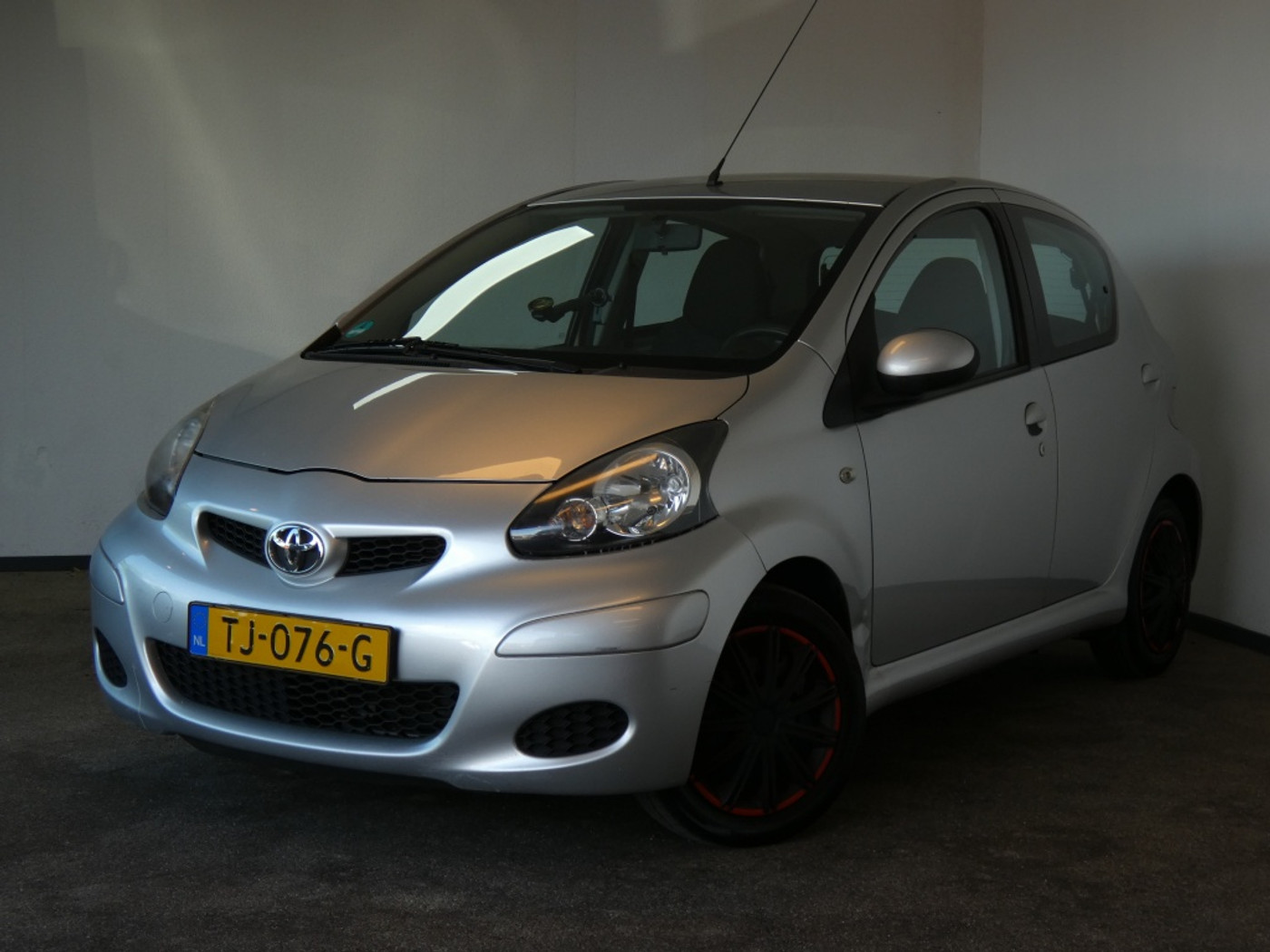 Toyota Aygo 1.0-12V Access 2011 - voorkant