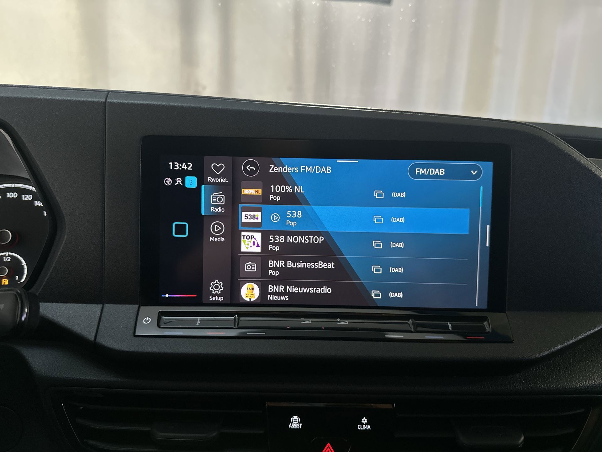 Foto van Volkswagen Caddy Modified Partition Wall