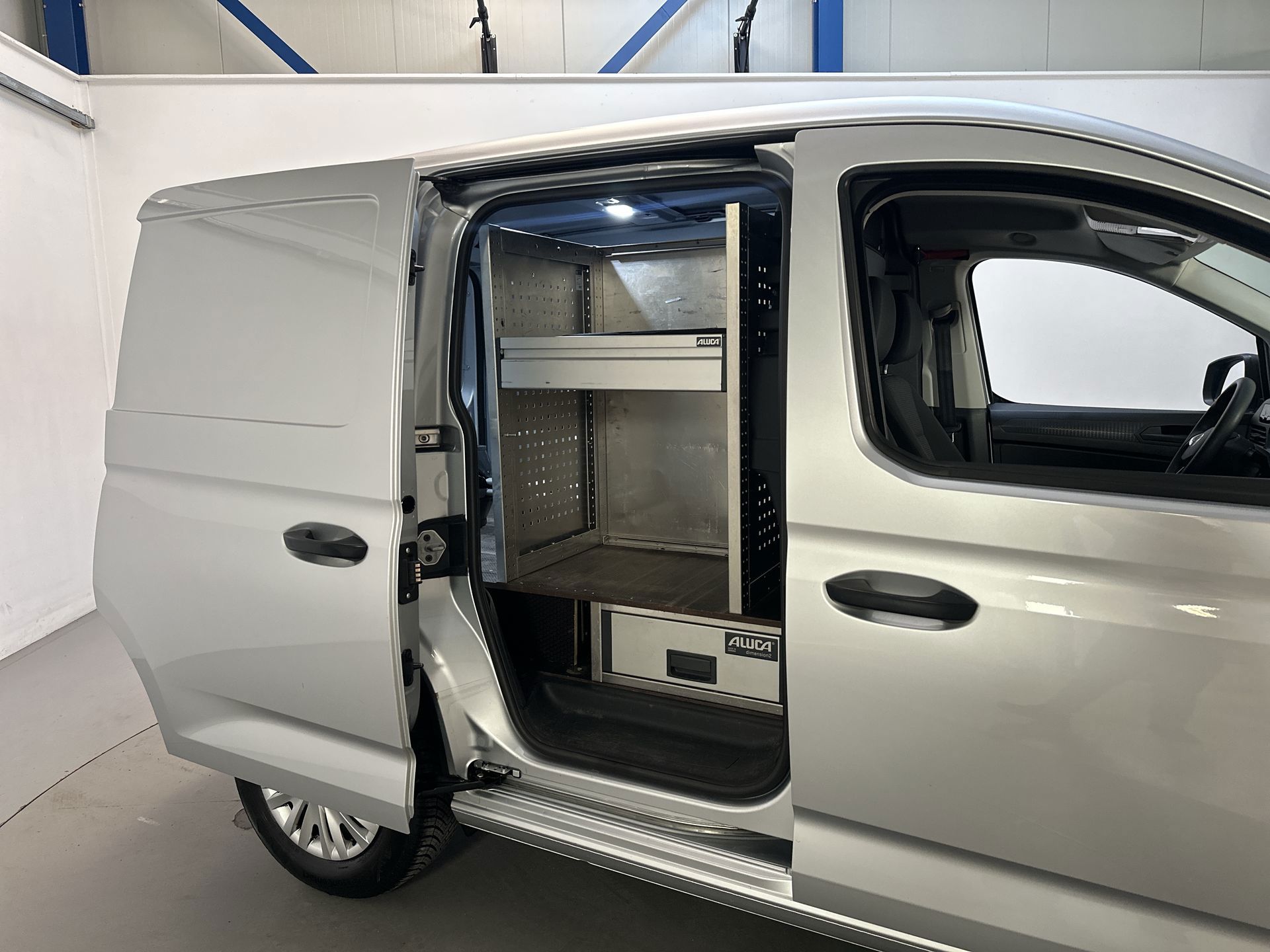 Foto van Volkswagen Caddy Modified Partition Wall