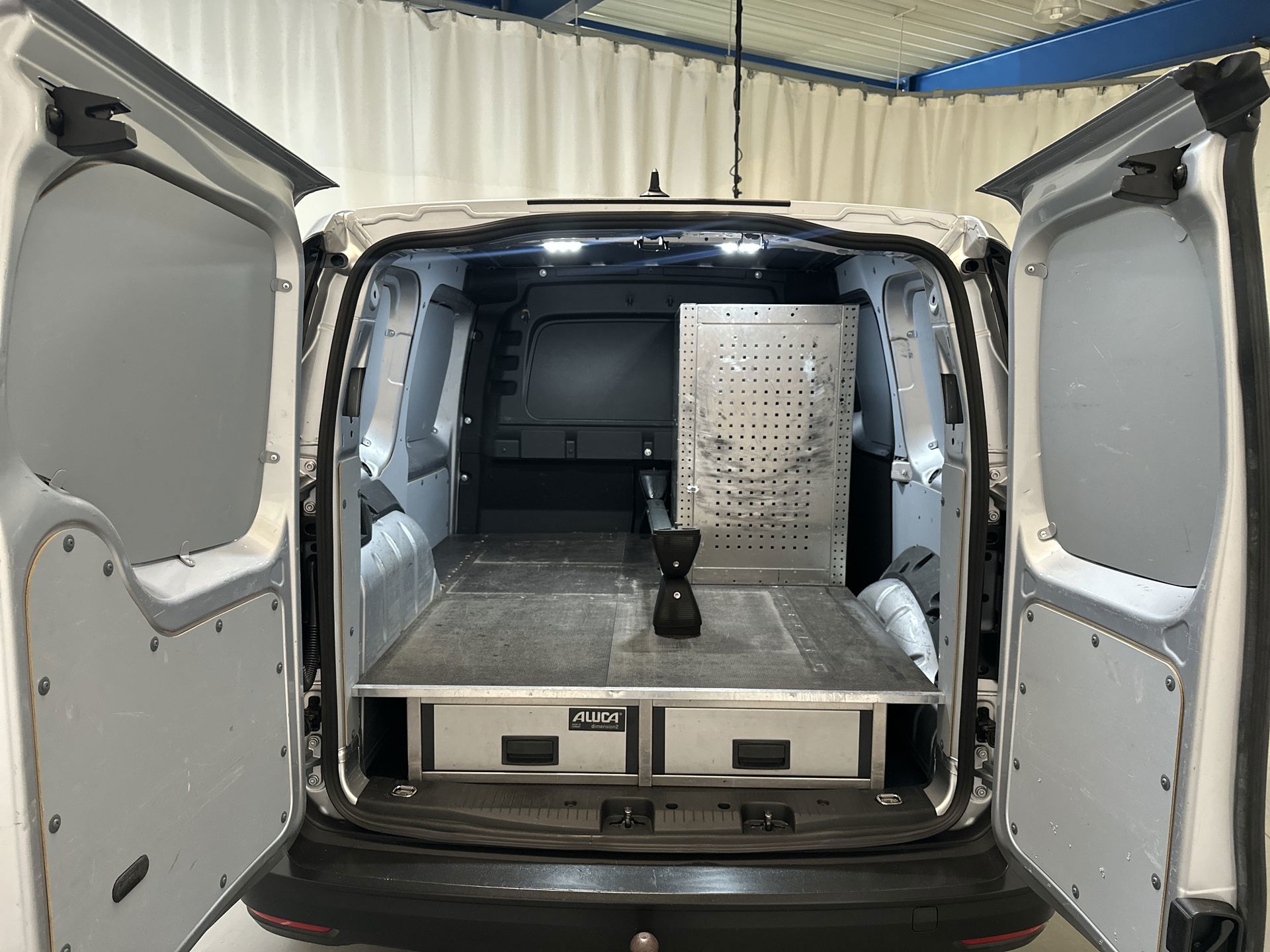 Foto van Volkswagen Caddy Modified Partition Wall