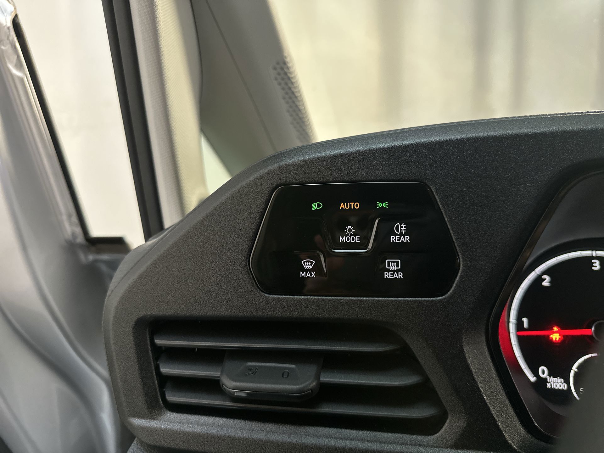 Foto van Volkswagen Caddy Modified Partition Wall