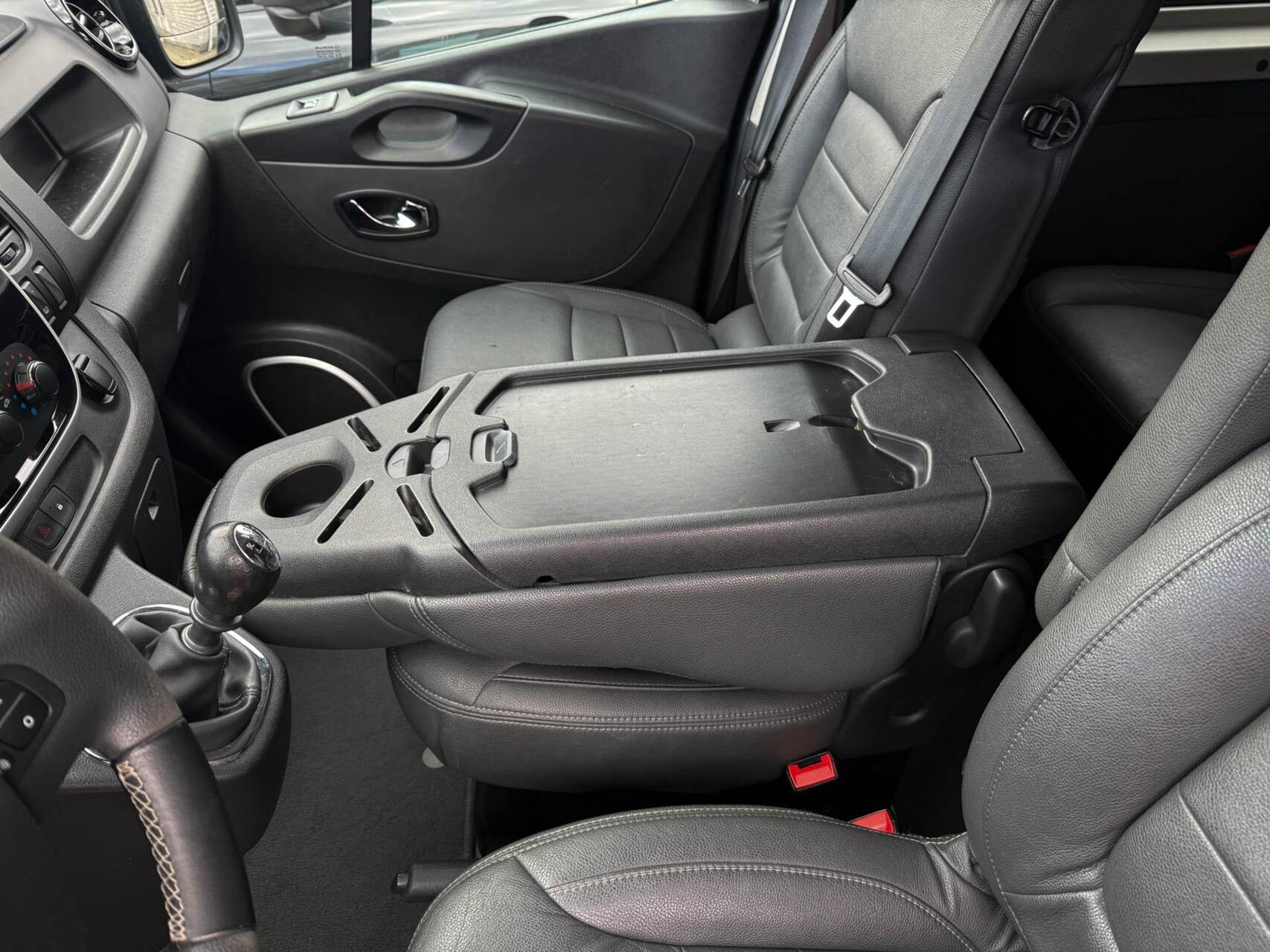 Foto van Opel Vivaro-b