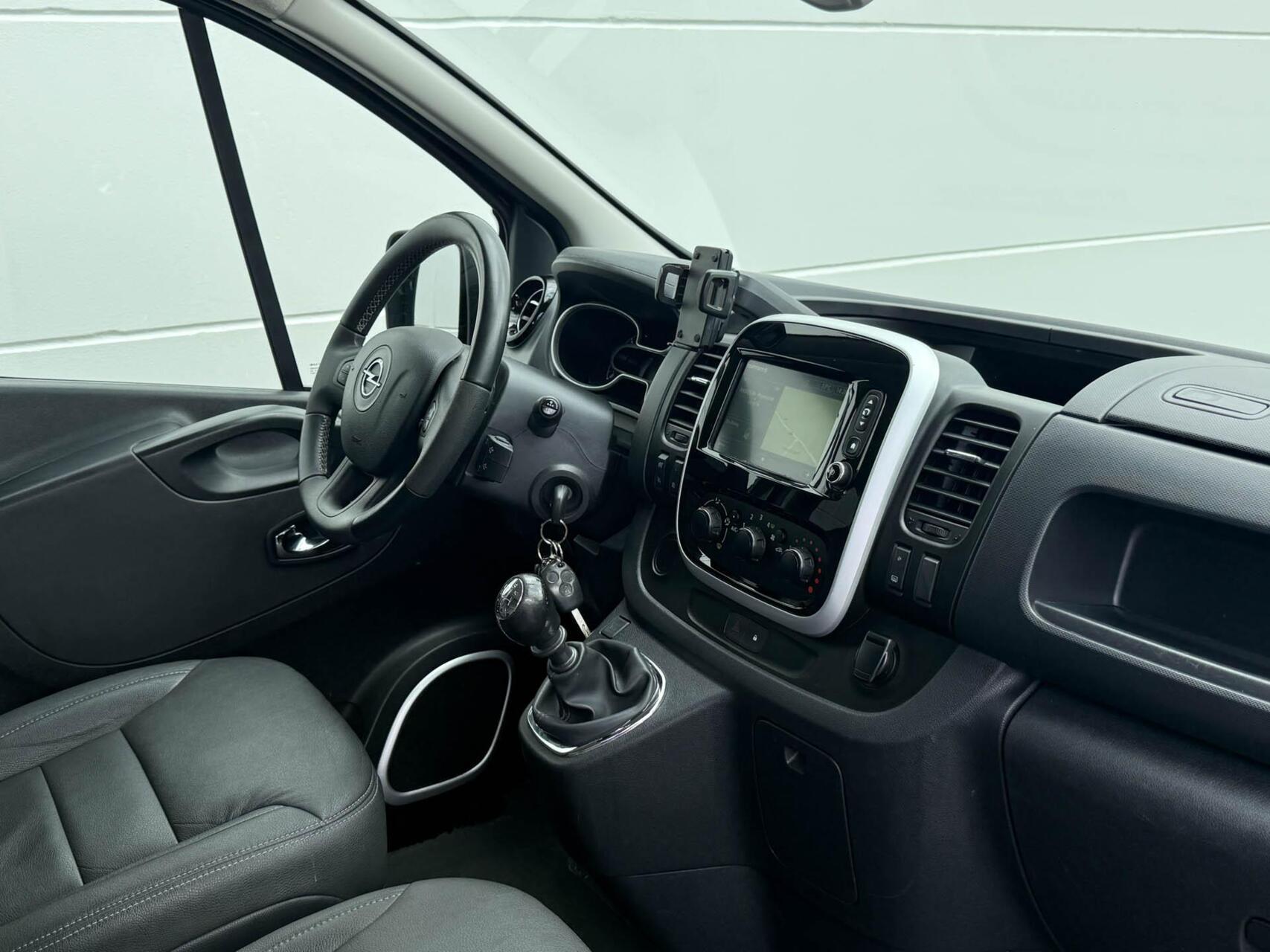 Foto van Opel Vivaro-b