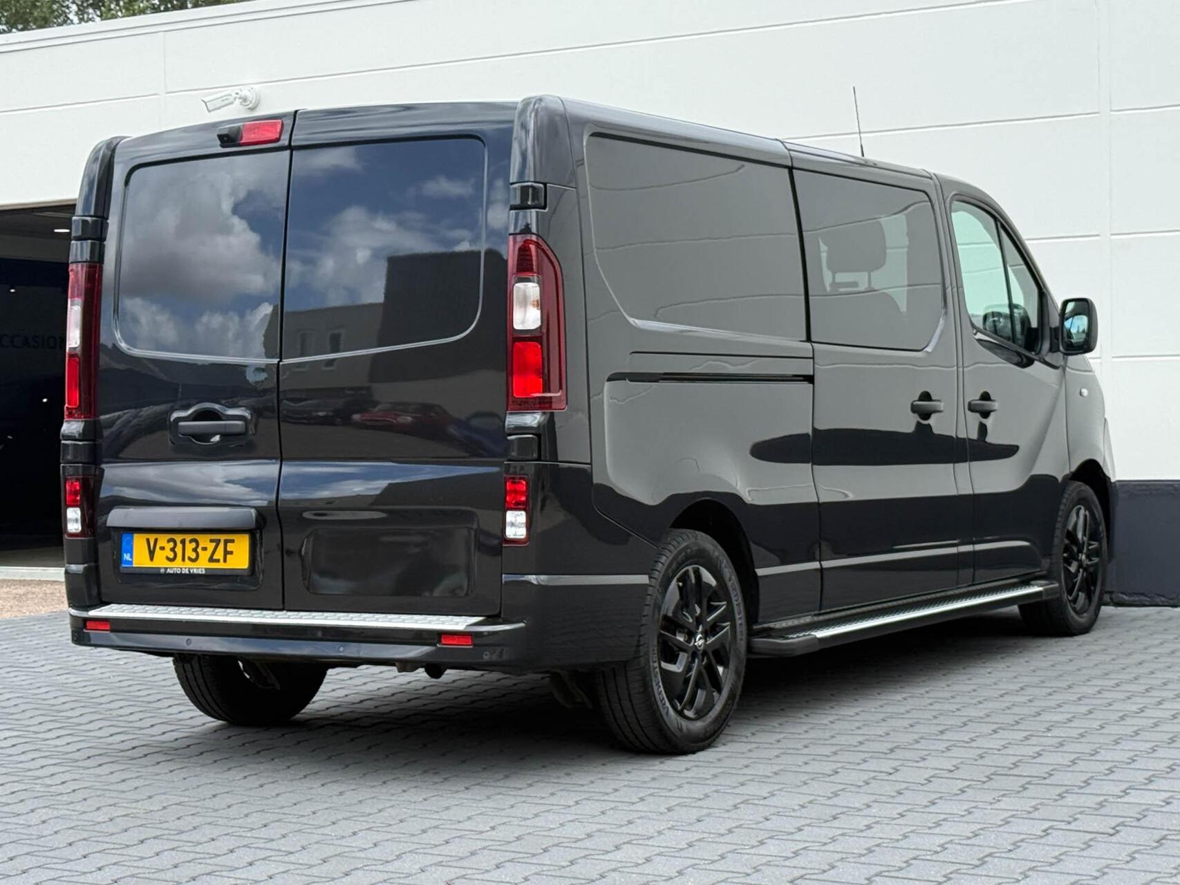 Foto van Opel Vivaro-b