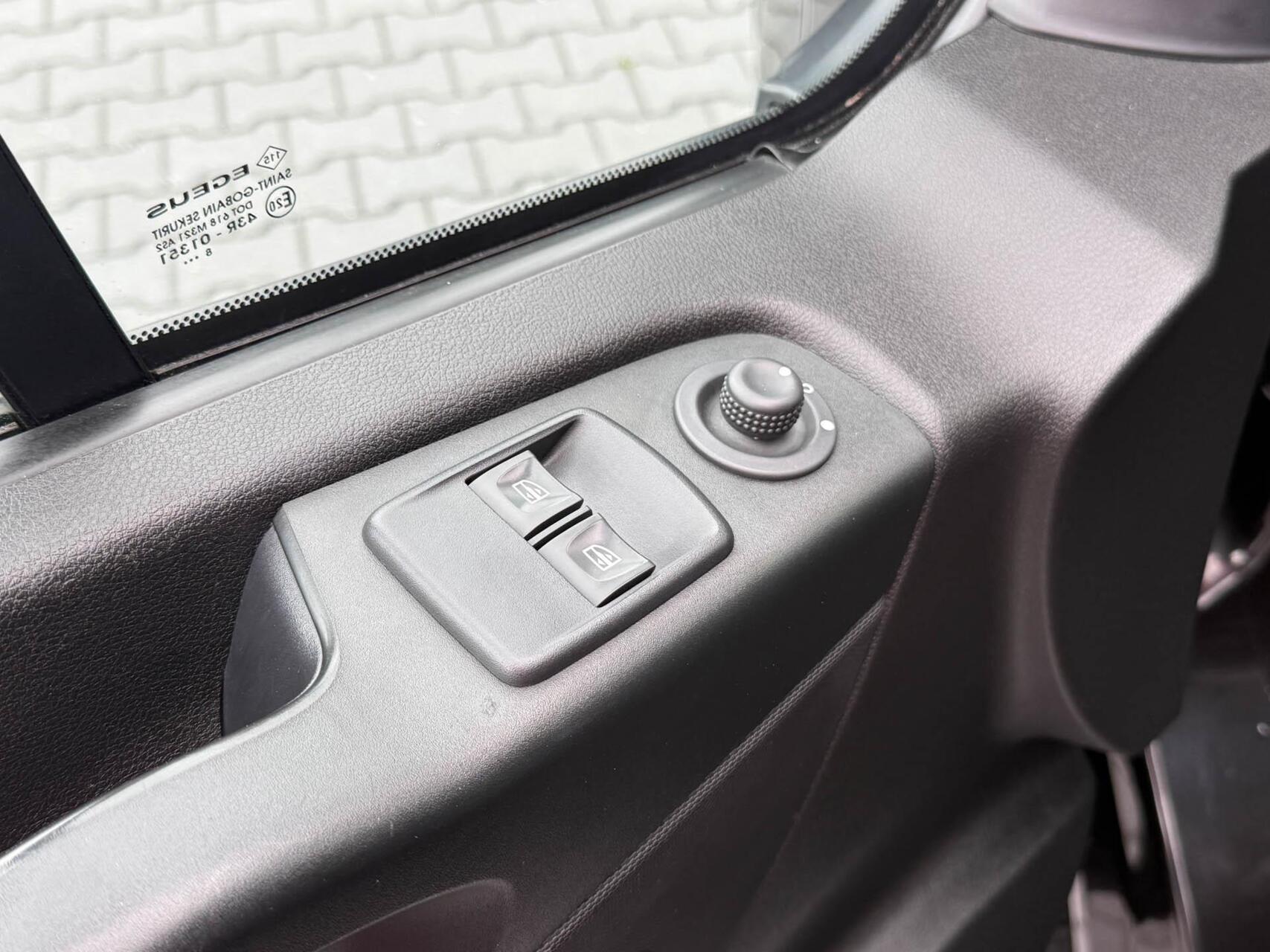 Foto van Opel Vivaro-b