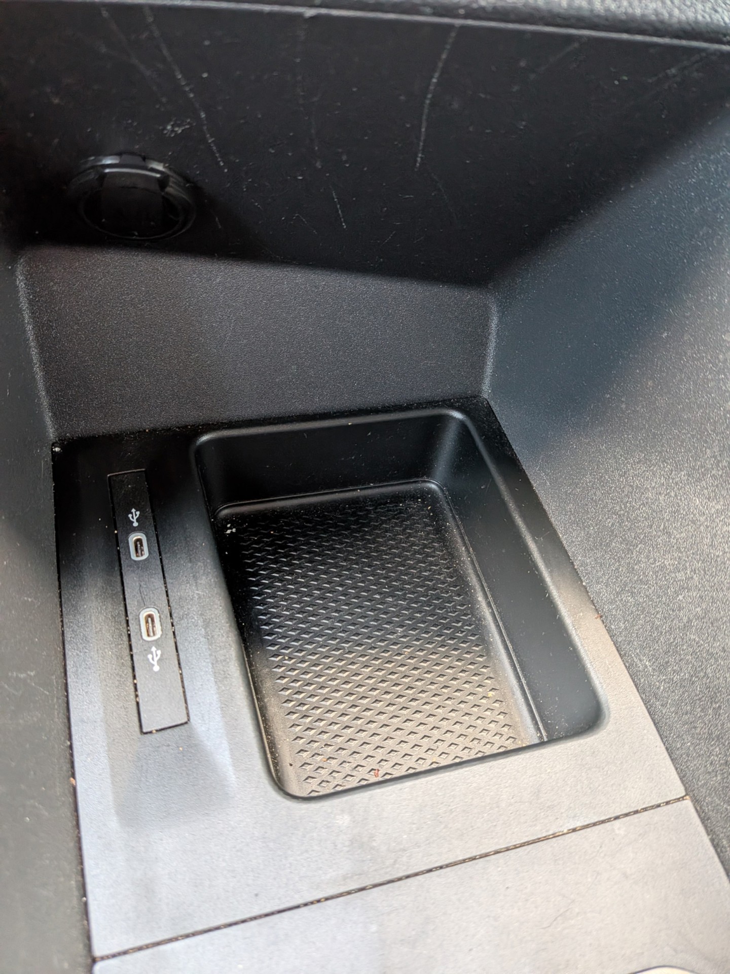 Foto van Volkswagen Caddy Modified Partition Wall