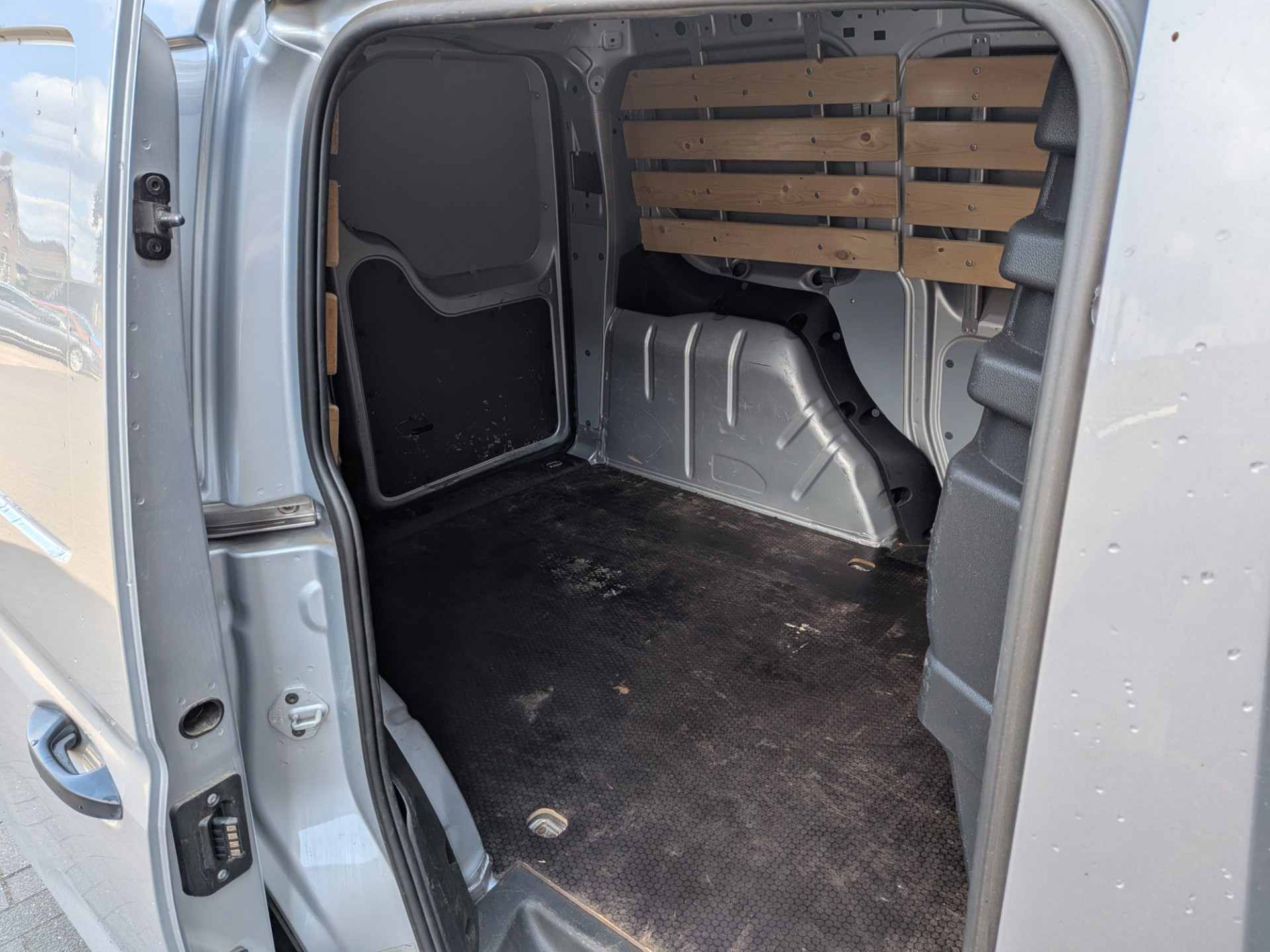 Foto van Volkswagen Caddy Modified Partition Wall
