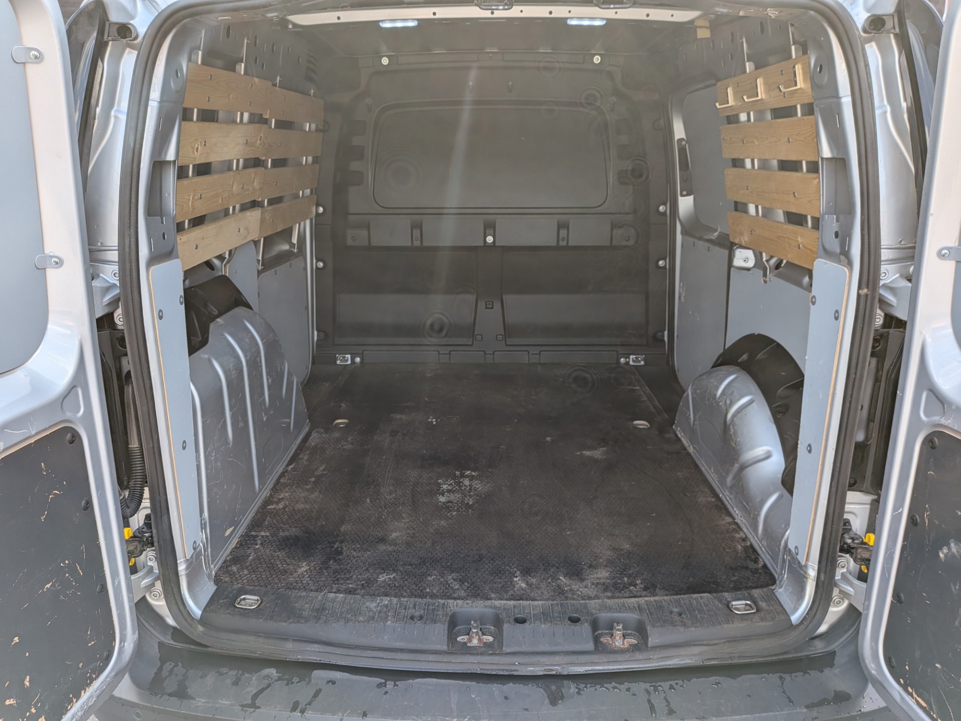 Foto van Volkswagen Caddy Modified Partition Wall