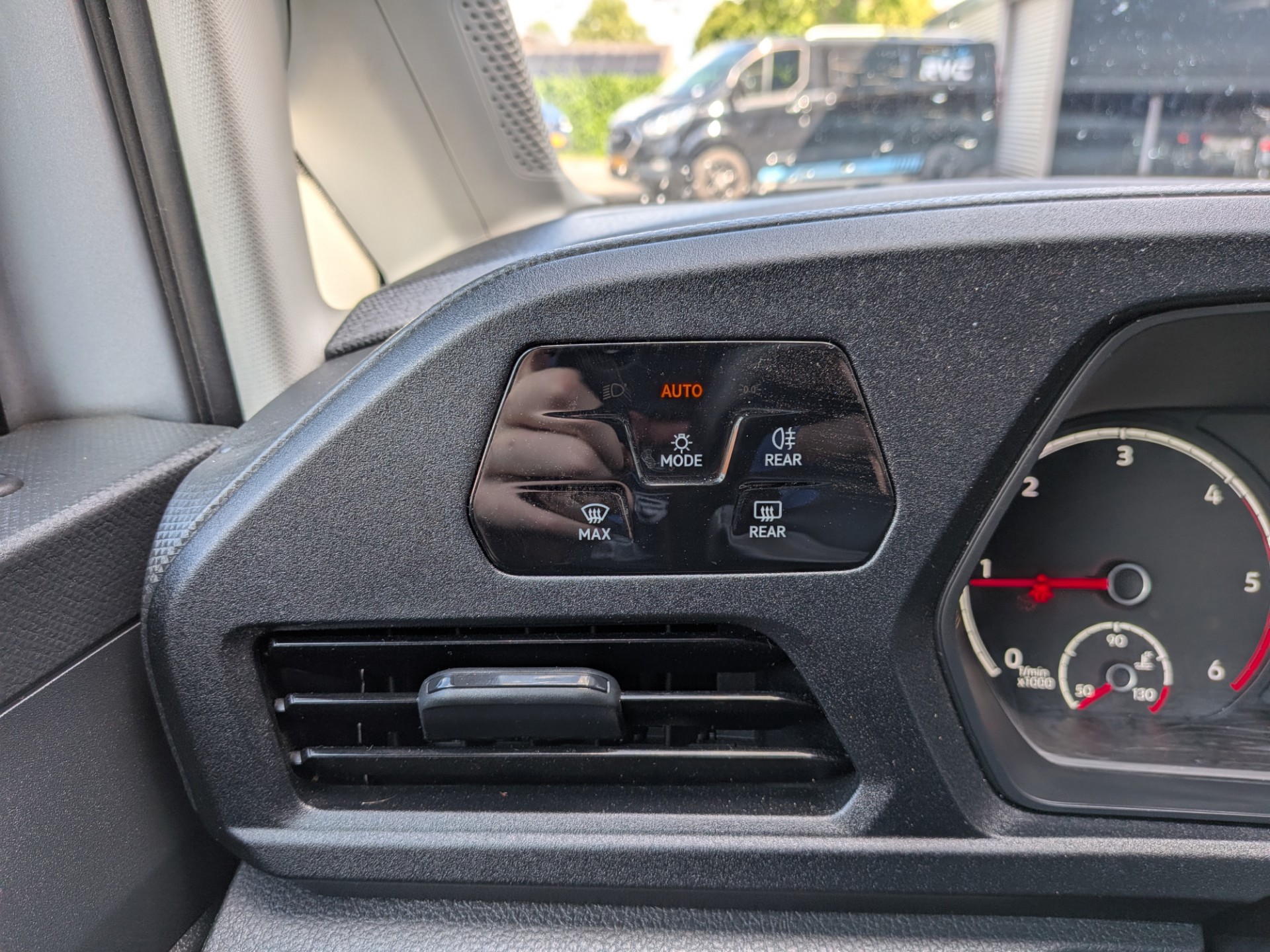 Foto van Volkswagen Caddy Modified Partition Wall