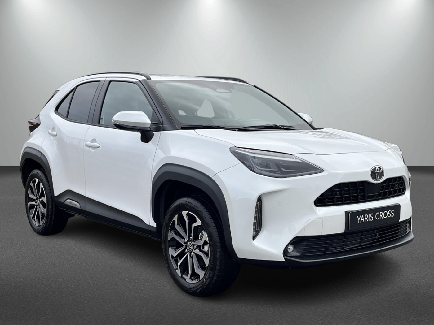 Toyota Toyota Yaris Cross 1.5 Hybride 130 pk Black Edition, Safety + Winter pakket. 2026 - voorkant