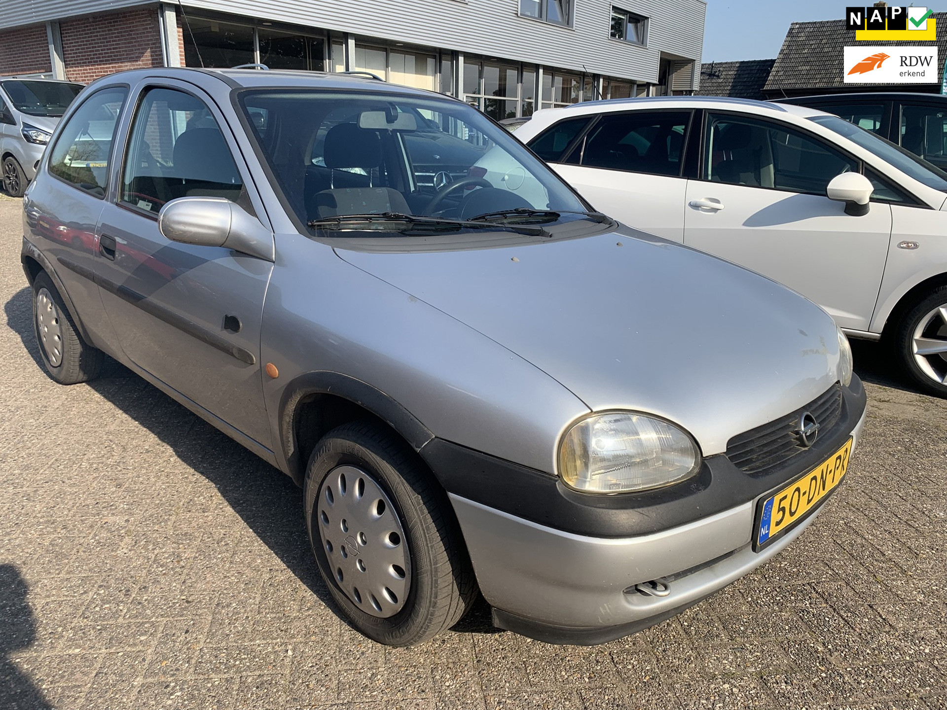 Opel Corsa-b 1.2i-16V Strada 1999 € 950.- 1 JR. APK, ZO  MEE. 1999 - voorkant