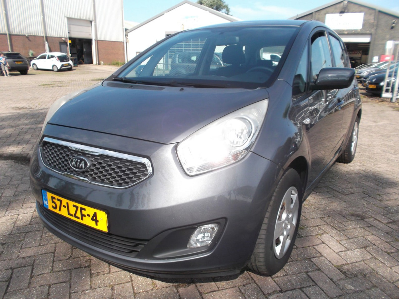 Kia Venga 1.4 CVVT X-tra 2010 - voorkant