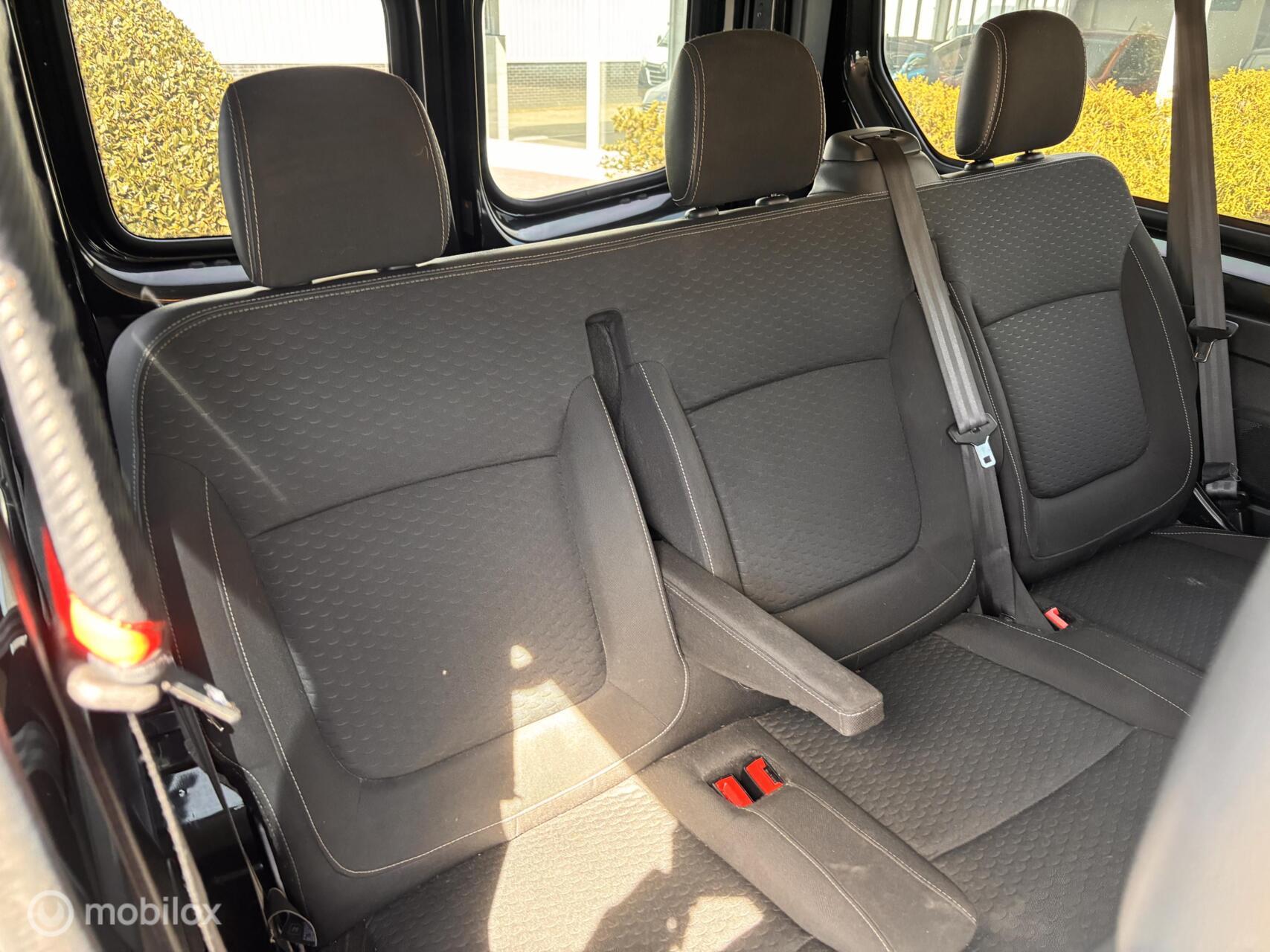 Foto van Opel Vivaro-b