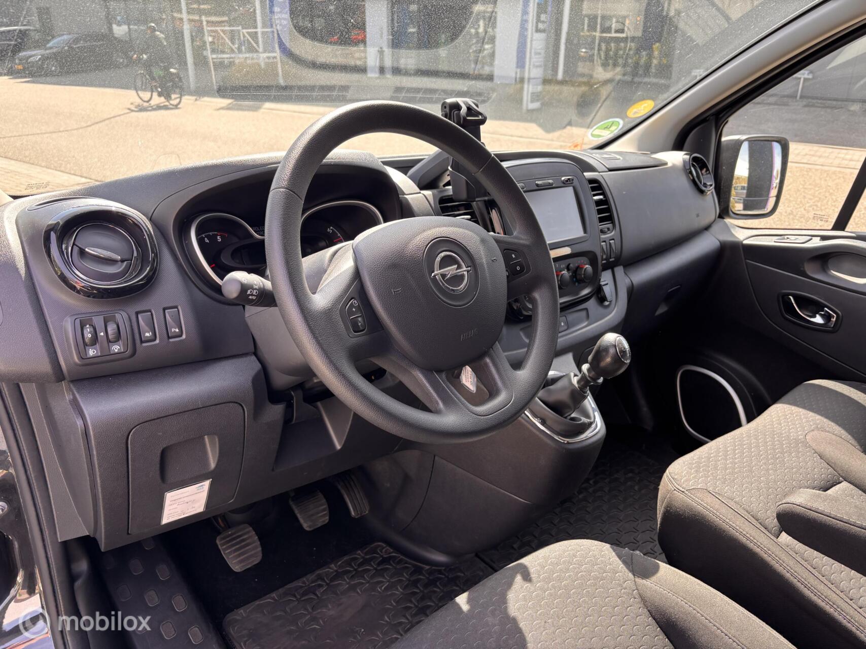 Foto van Opel Vivaro-b