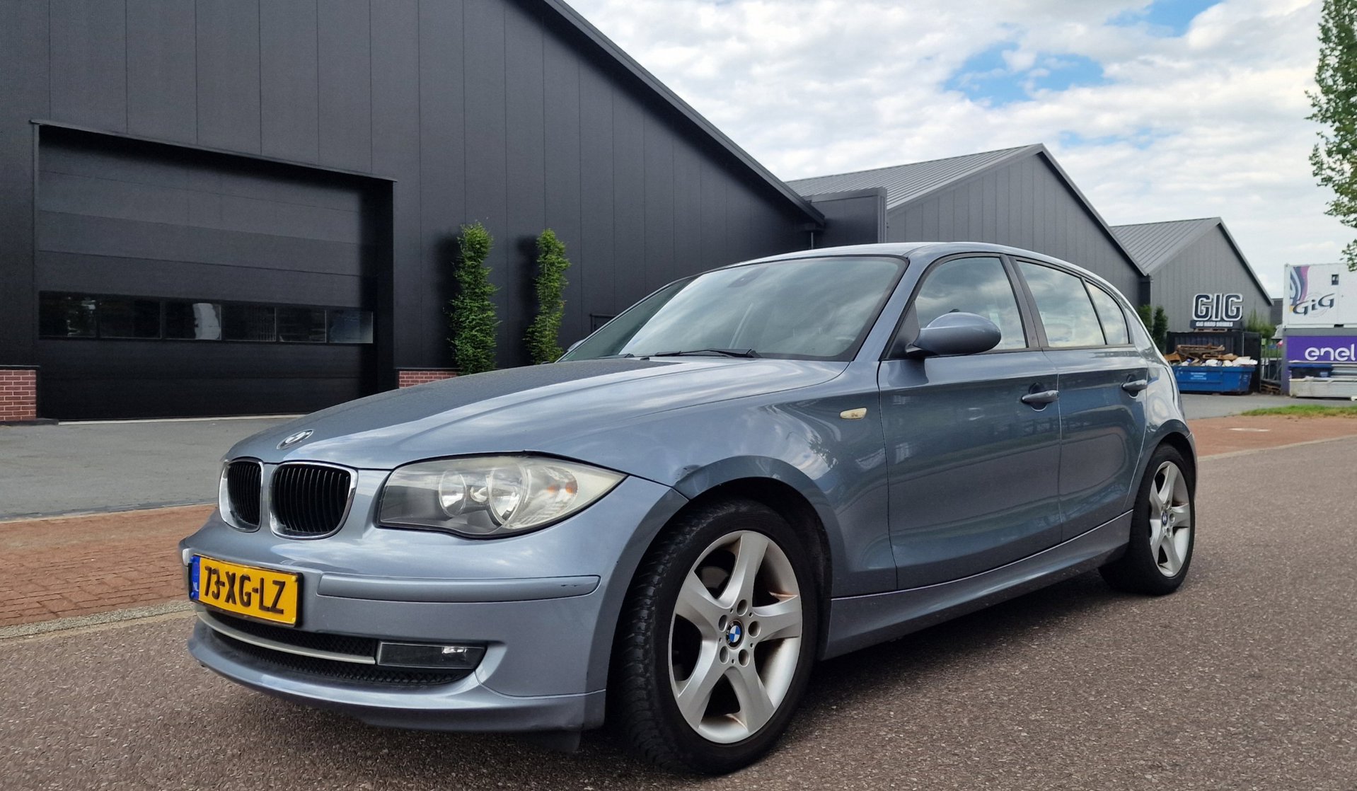 BMW 1er Reihe 118i High Executive NAVI PSENSOR LEDER CRUISE TREKHAAK 2 X SLEUTELS 2007 - voorkant