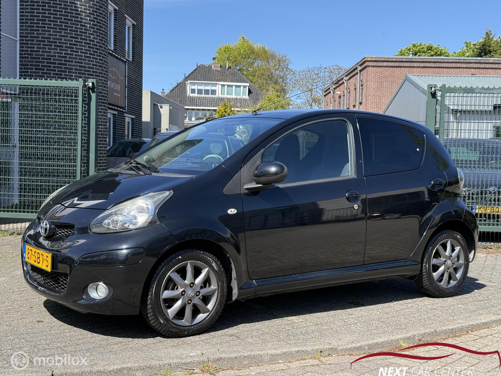 Toyota Toyota Aygo 1.0-12V Dynamic Navigator 2011 - voorkant