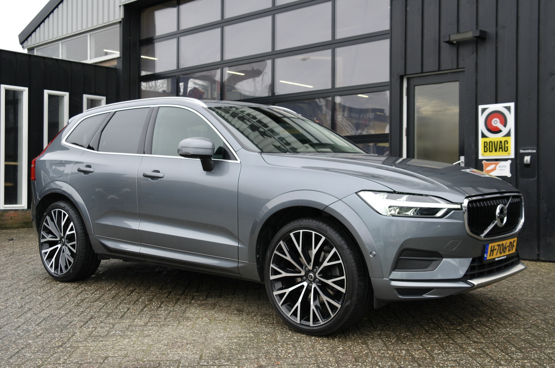Volvo Xc60 2.0 B5 Momentum Pro 2020 - voorkant