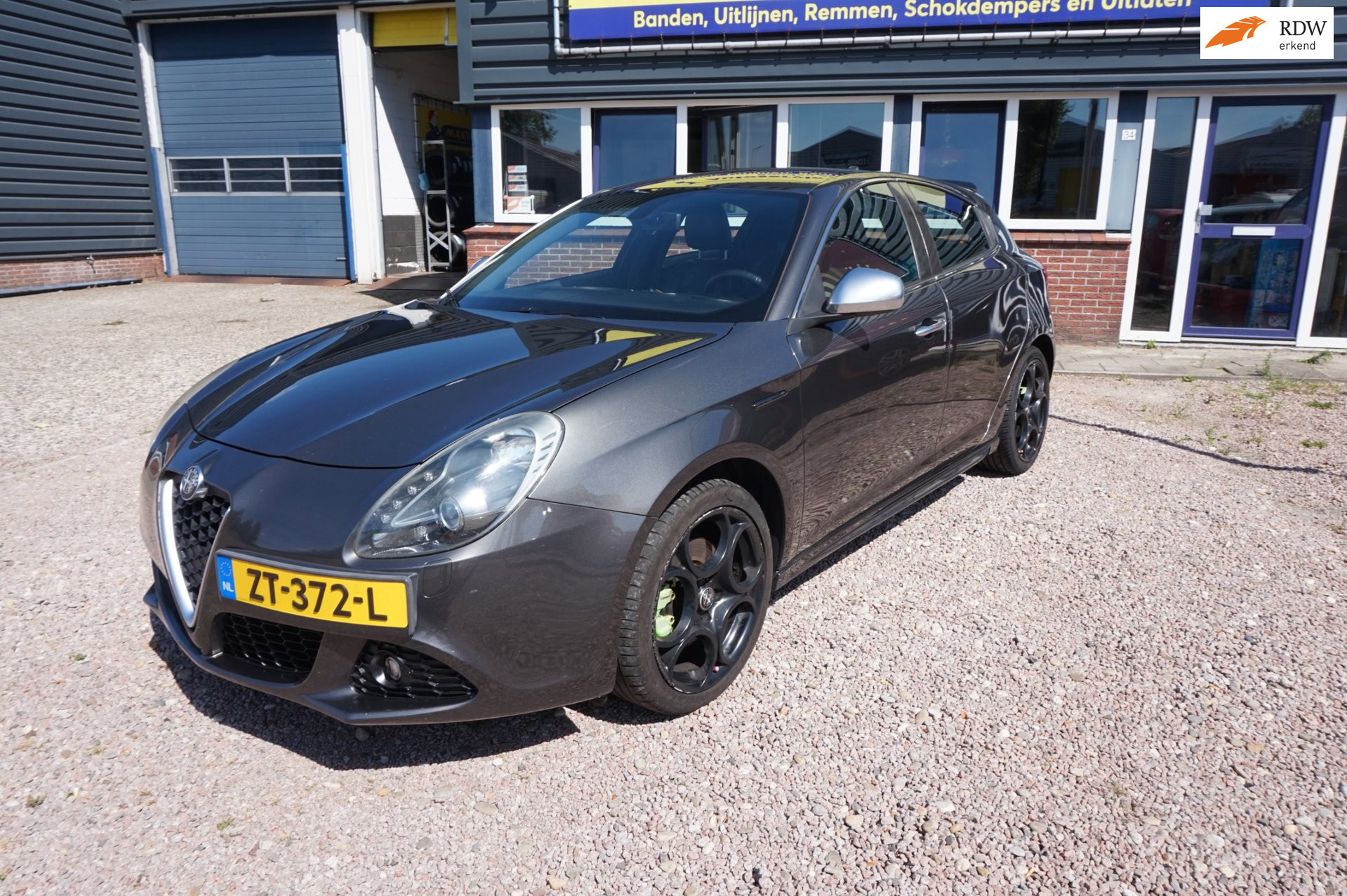 Alfa Romeo Alfa Giulietta 1.4 T Distinctive,vol leder,nw apk,nette goed rijdende auto 2012 - voorkant