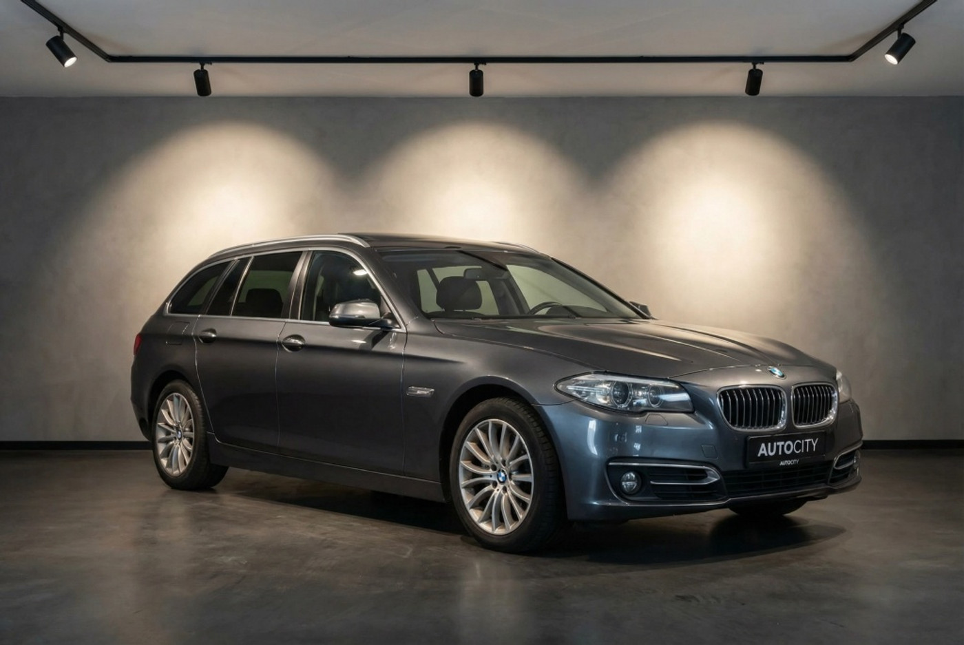 BMW 5-serie Touring 520i Luxury Edition 2017 - voorkant