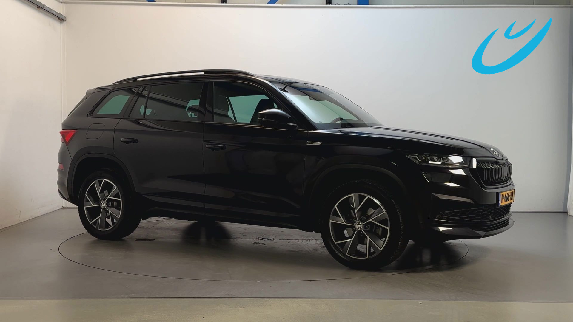 Skoda Kodiaq 1.5 TSI Sportline Business Panoramadak Sfeerverlichting Camera Trekhaak 2022 - voorkant