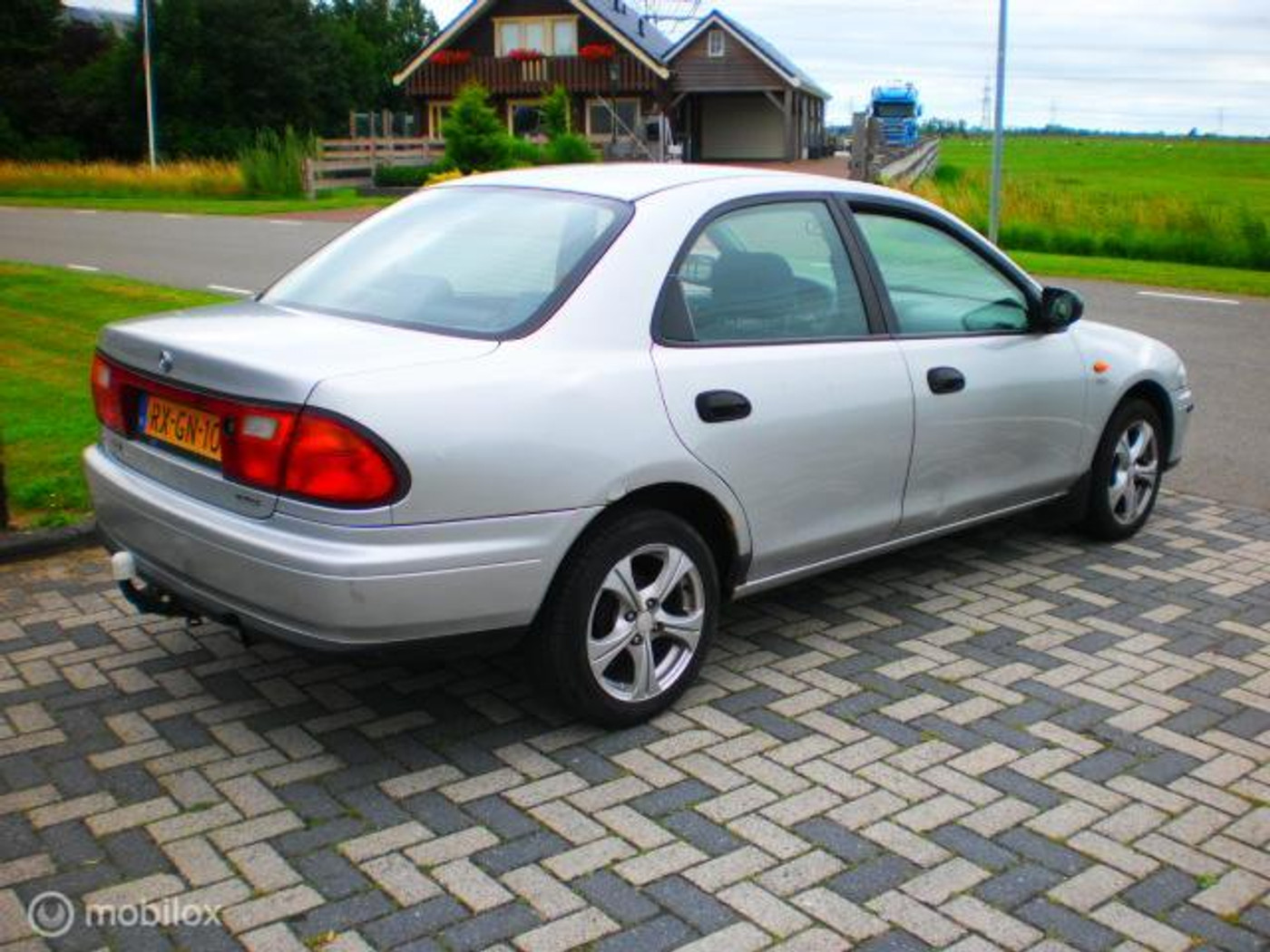 Foto van Mazda 323