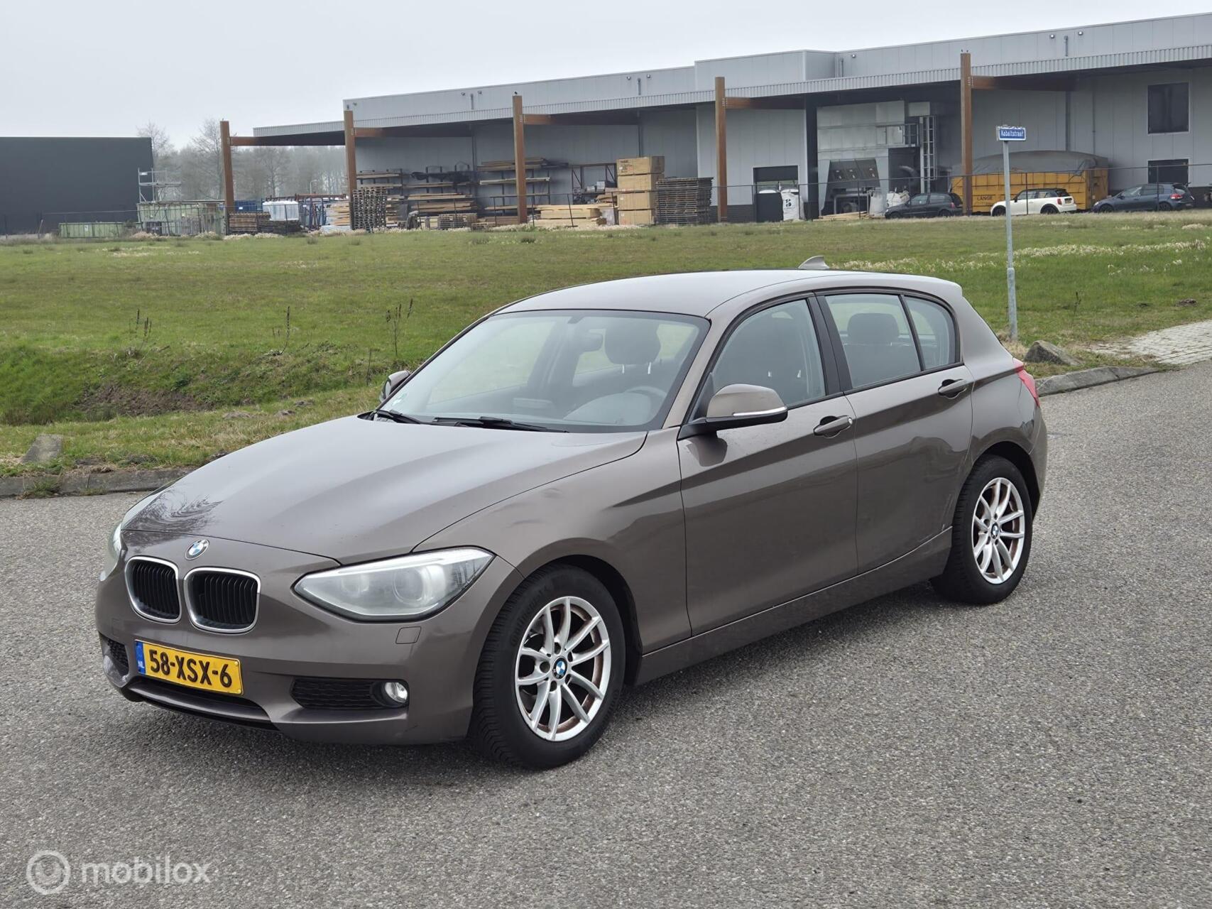 BMW 1er Reihe 116d EDE Business Airco / Cruise / Lichte schade 2012 - voorkant
