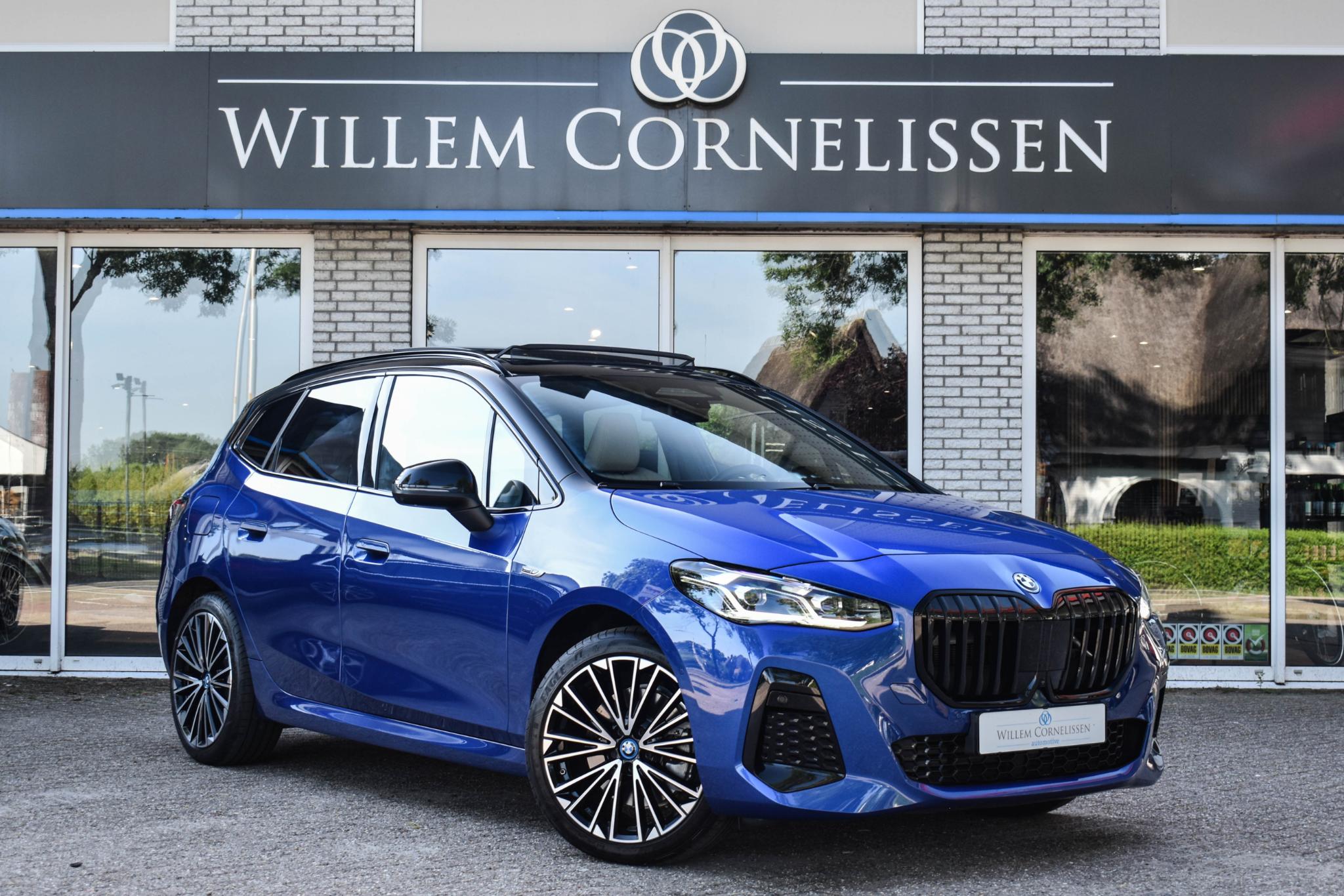 BMW 230e xDrive Active Tourer 230e xDrive Pano Trekhaak 2023 - voorkant