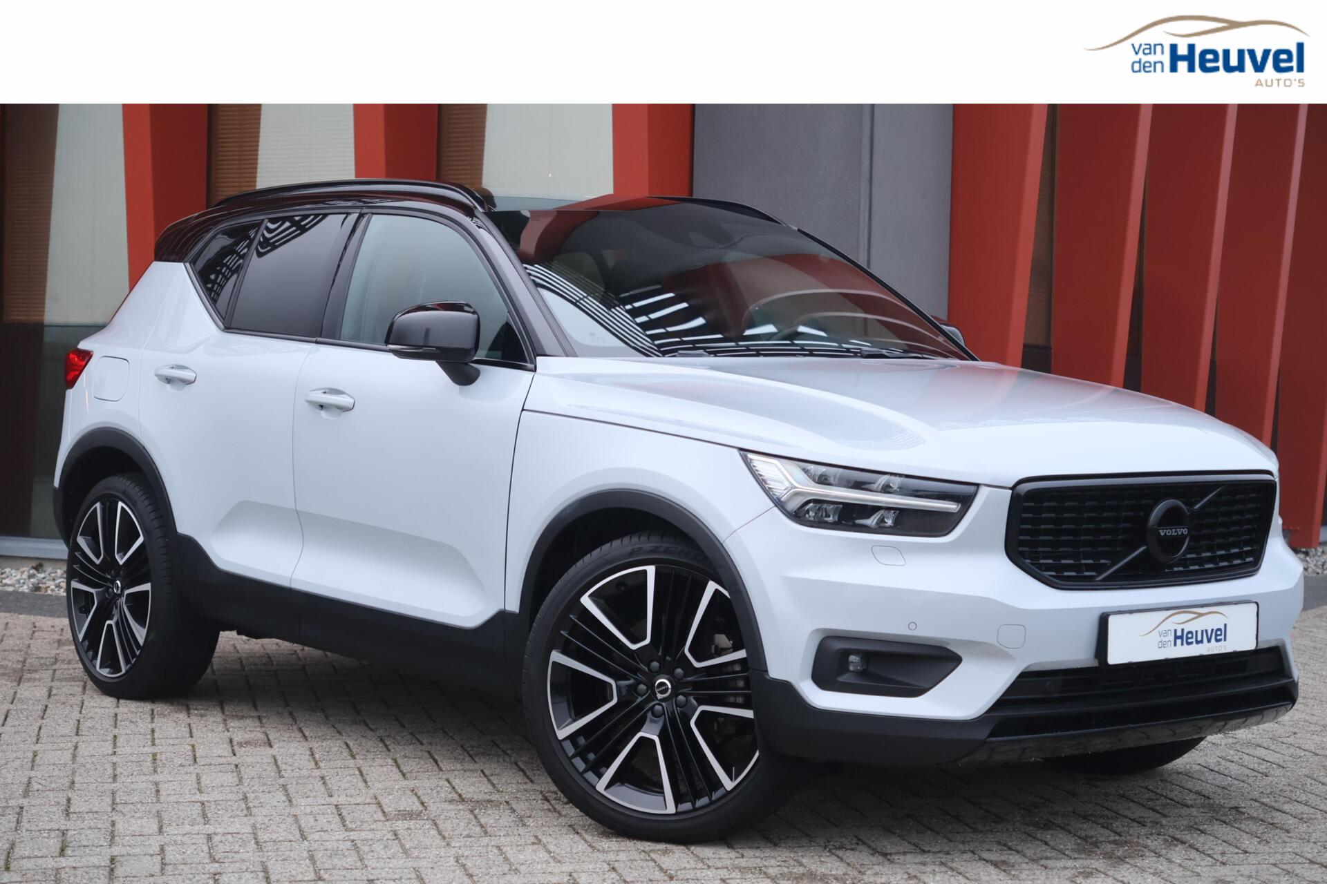 Volvo XC40 T4 Recharge R-Design | Stoelverwarming | Parkeercamera | H&K | Pilot Assist | Glossy Black 2021 - voorkant