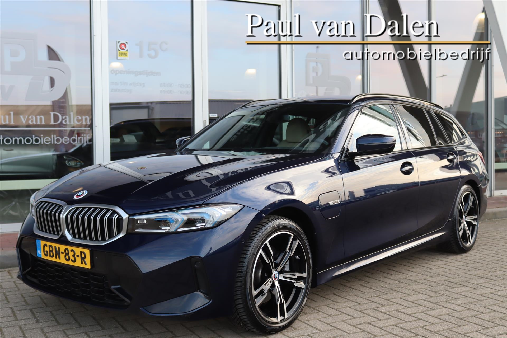 BMW 330e xDrive 330e 292PK XDRIVE M-SPORT Leer | Head Up | Live Cockpit | Trekhaak | Led | Camera | 2023 - voorkant