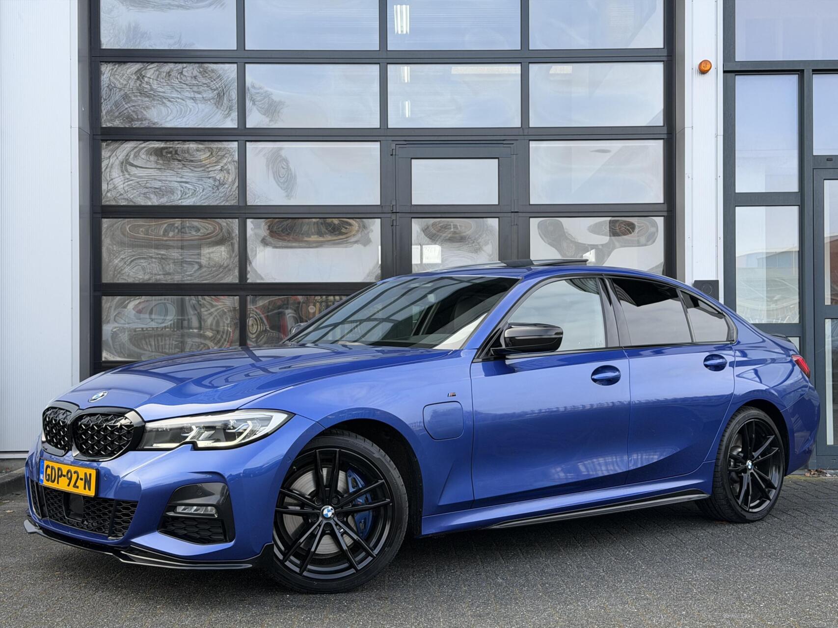 BMW 330e 330e High Exc / M340i Ed. / Pano / Laser / LUXE 2020 - voorkant