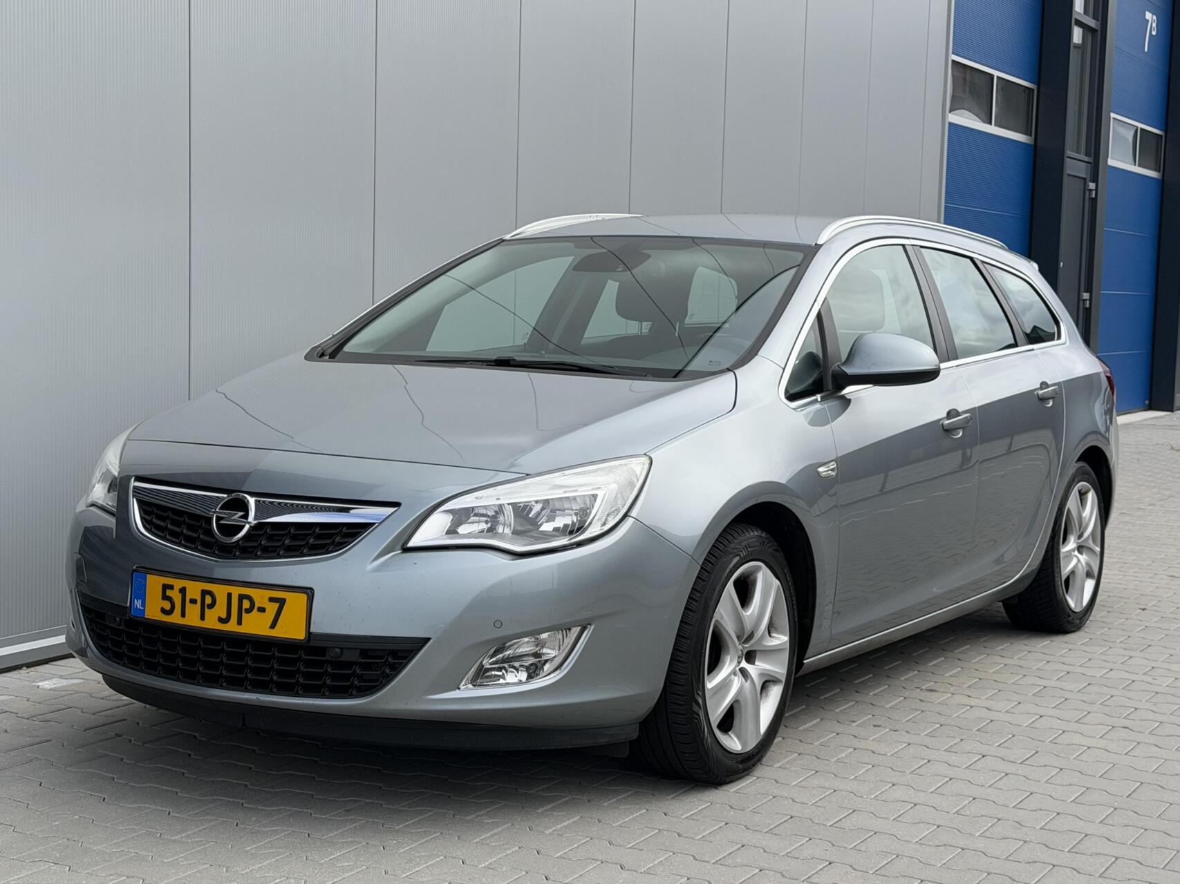 Opel Astra Sports Tourer 1.4 Turbo Sport 2011 - voorkant