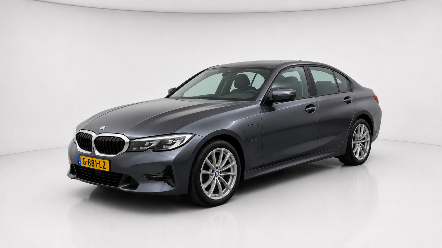 BMW 330e 330e High Executive Airco Cruise Leder M-pakket 2020 - voorkant