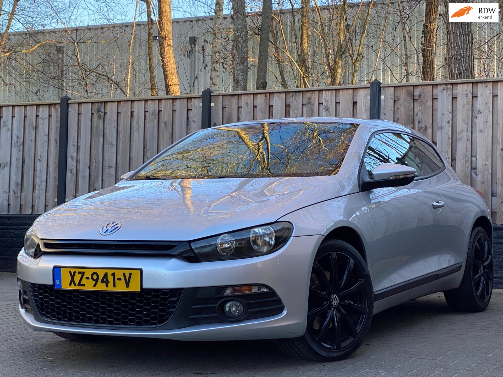 Volkswagen Scirocco 1.4 TSI Highline Plus 160PK I NIEUWE KETTING I APK I DEALER ONDERHOUDEN I NAVI I LMV I SENSOR I NETTE AUTO 2010 - voorkant