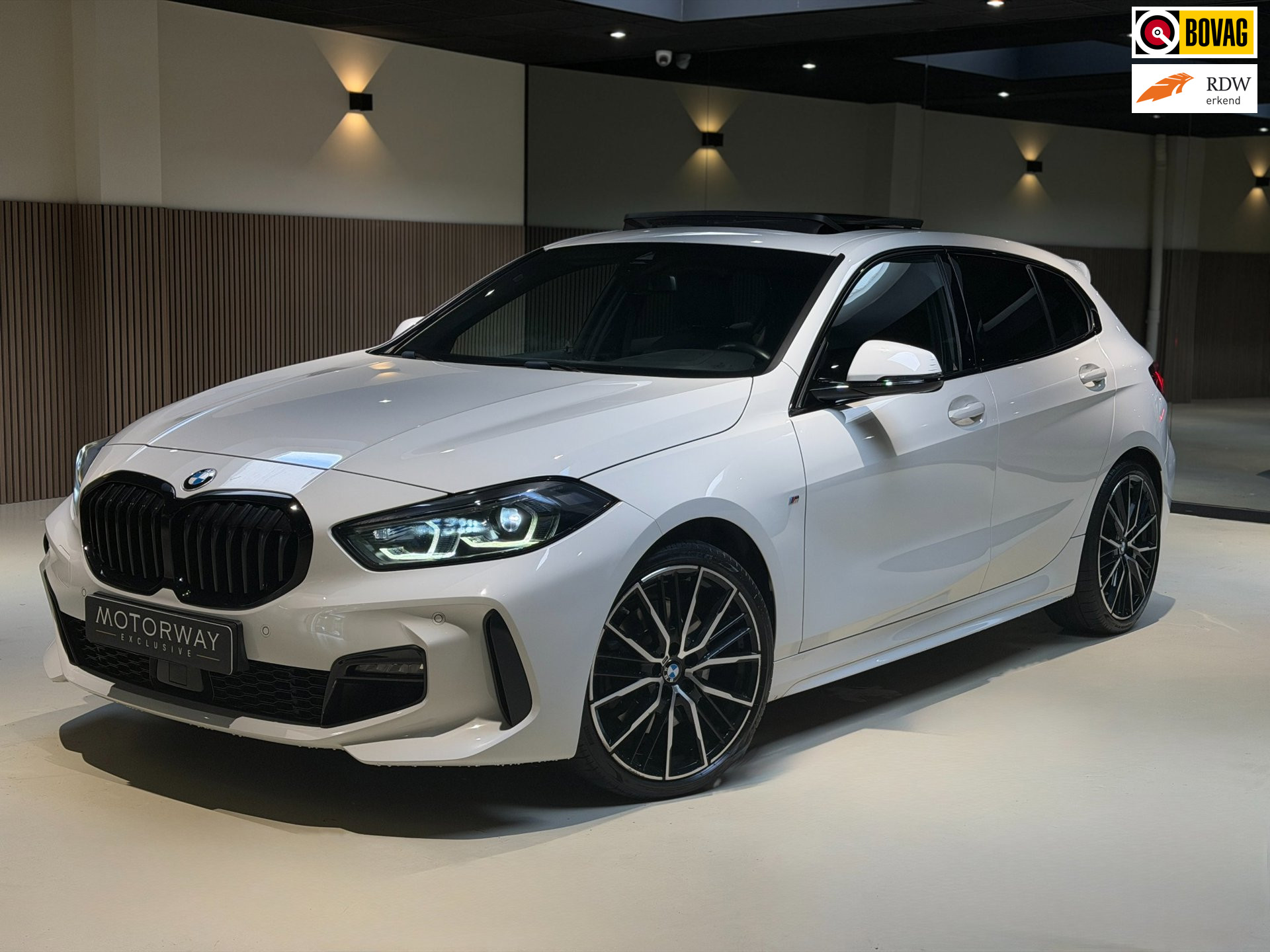 BMW 120i 120i High Executive|Pano|HUD|Keyless|Sfeer 2021 - voorkant